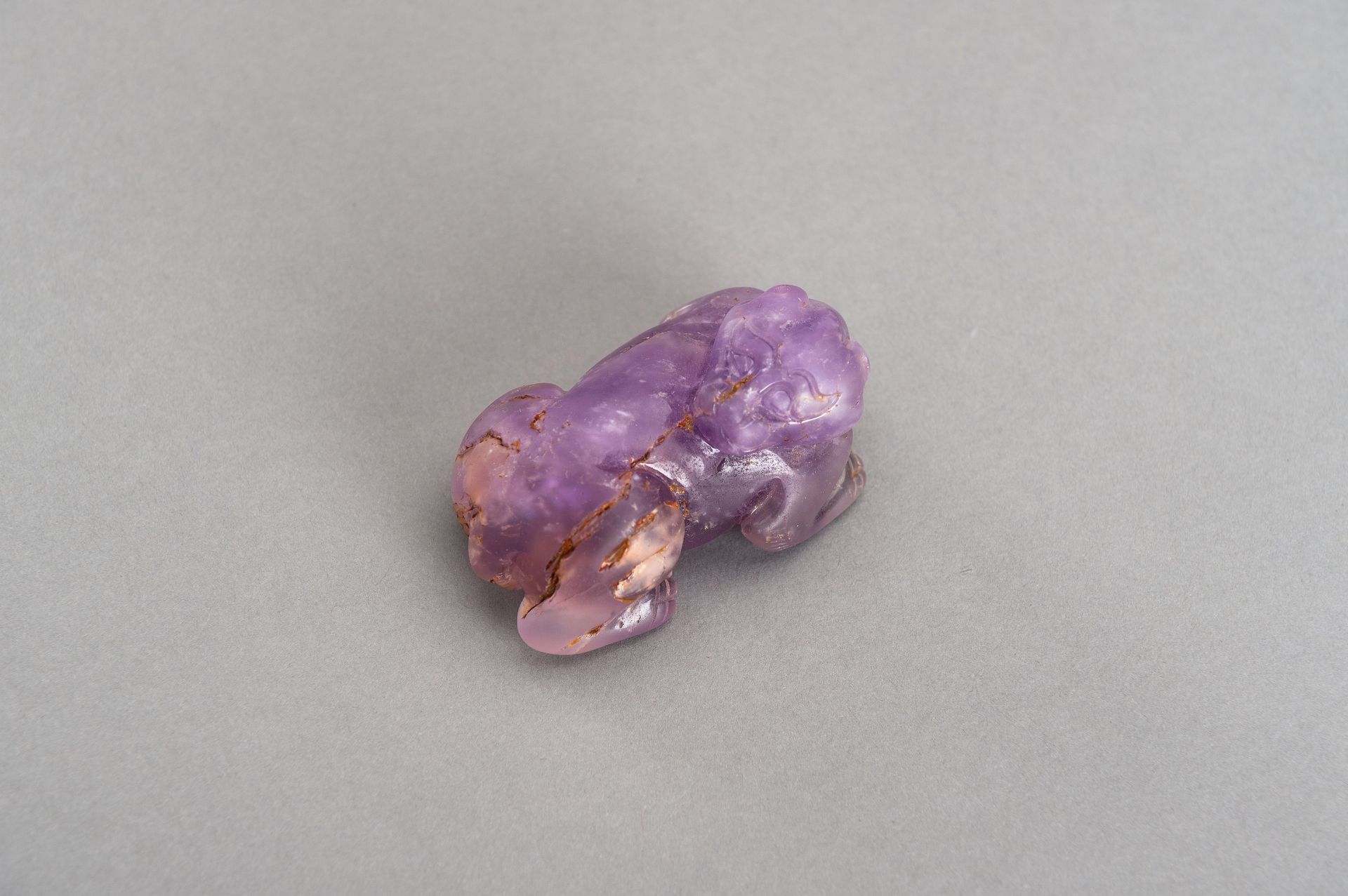 AN AMETHYST FIGURE OF A LION, QING DYNASTY - Bild 2 aus 11