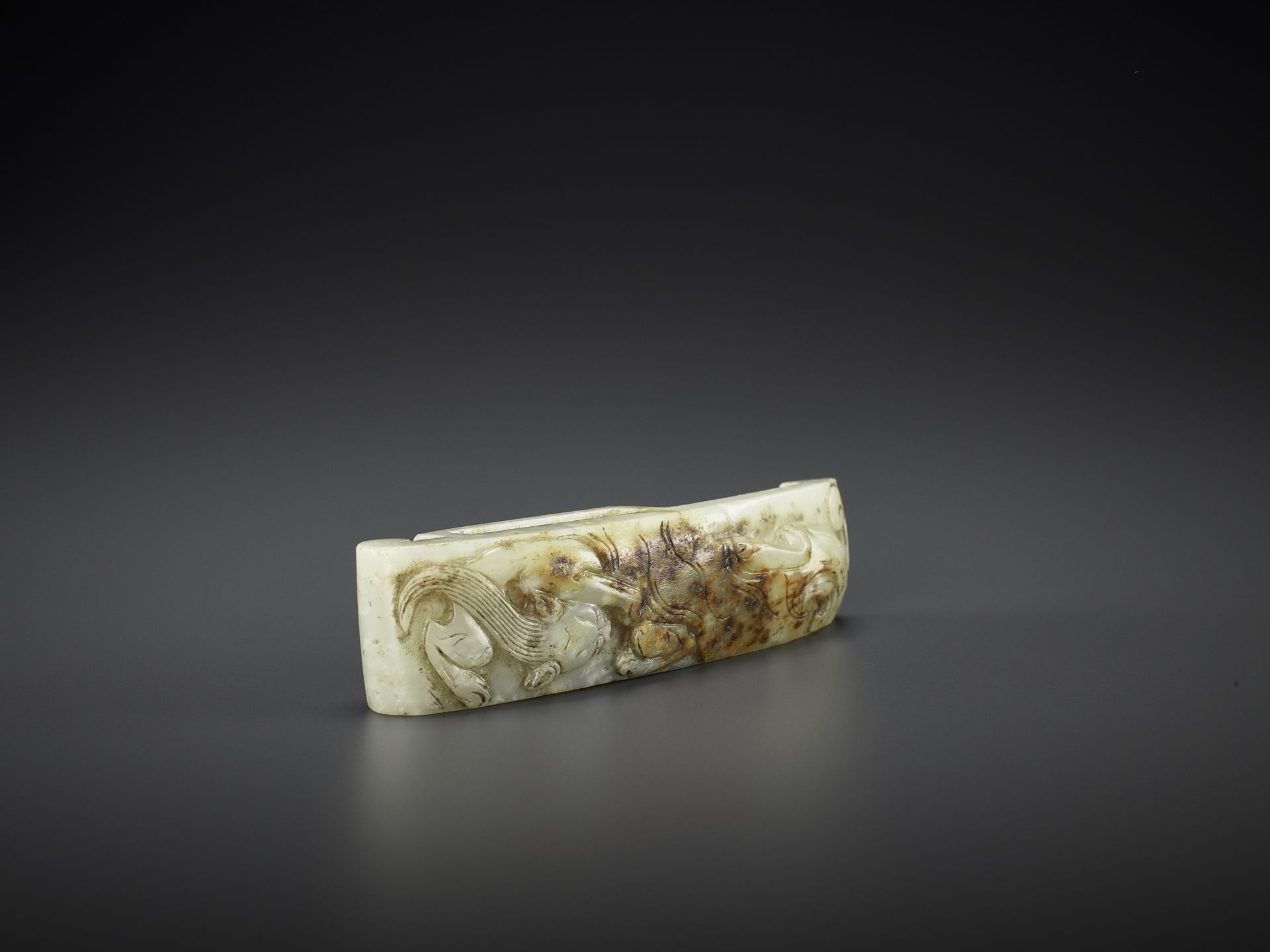 AN ARCHASITIC JADE SCABBARD SLIDE WITH DRAGON AMID CLOUDS, EARLY MING - Bild 2 aus 10