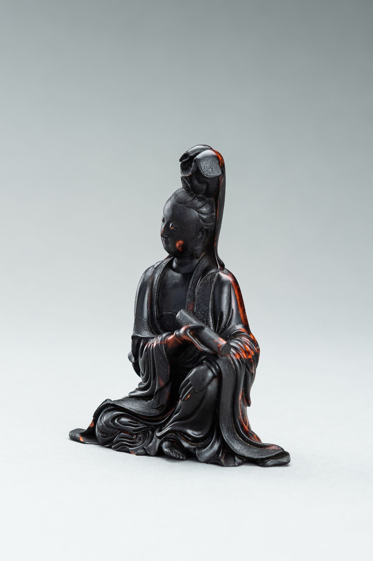 A BUFFALO HORN FIGURE OF GUANYIN - Bild 7 aus 11