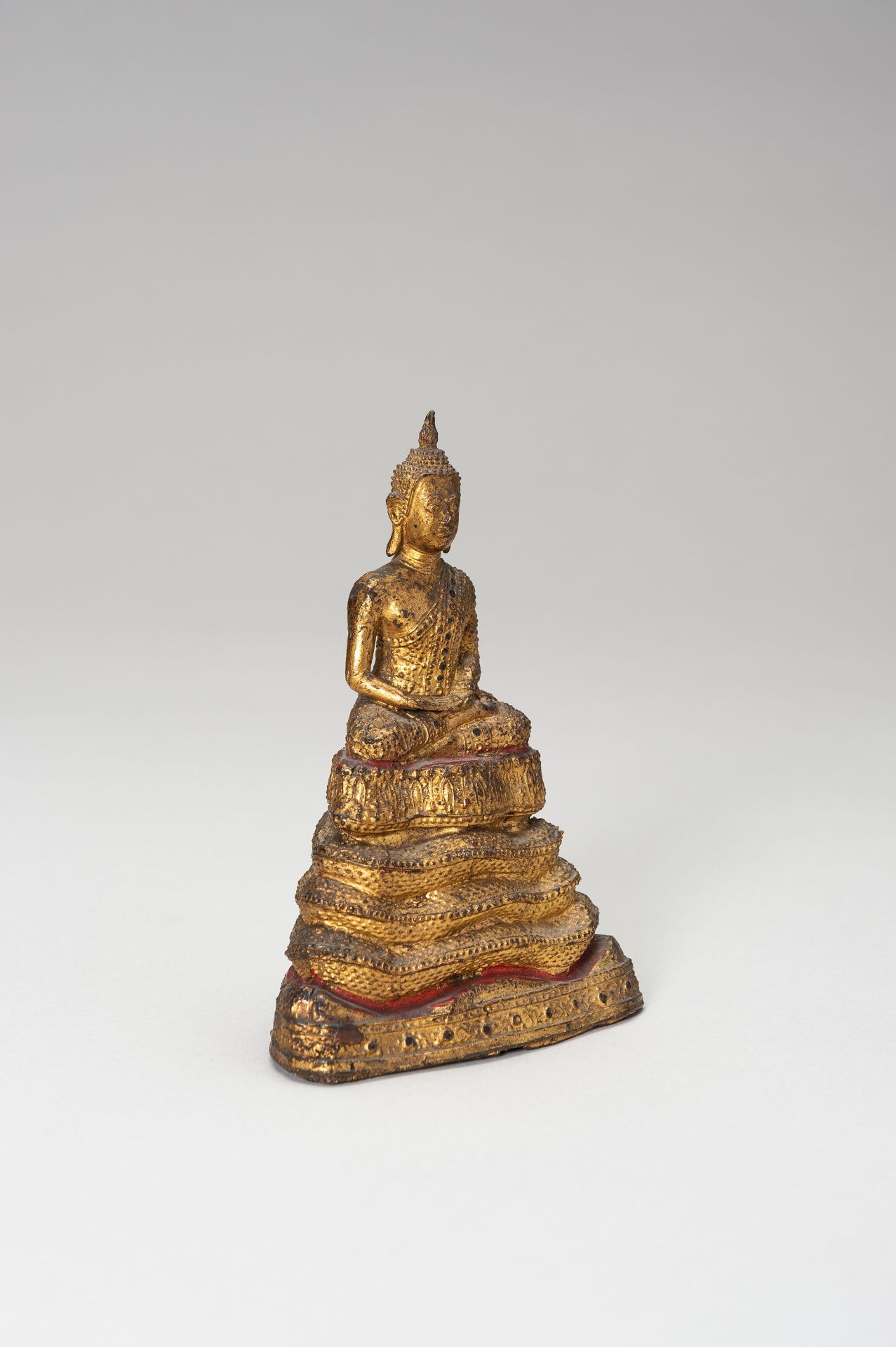 A SMALL LACQUER GILT BRONZE FIGURE OF A SEATED BUDDHA - Image 5 of 9