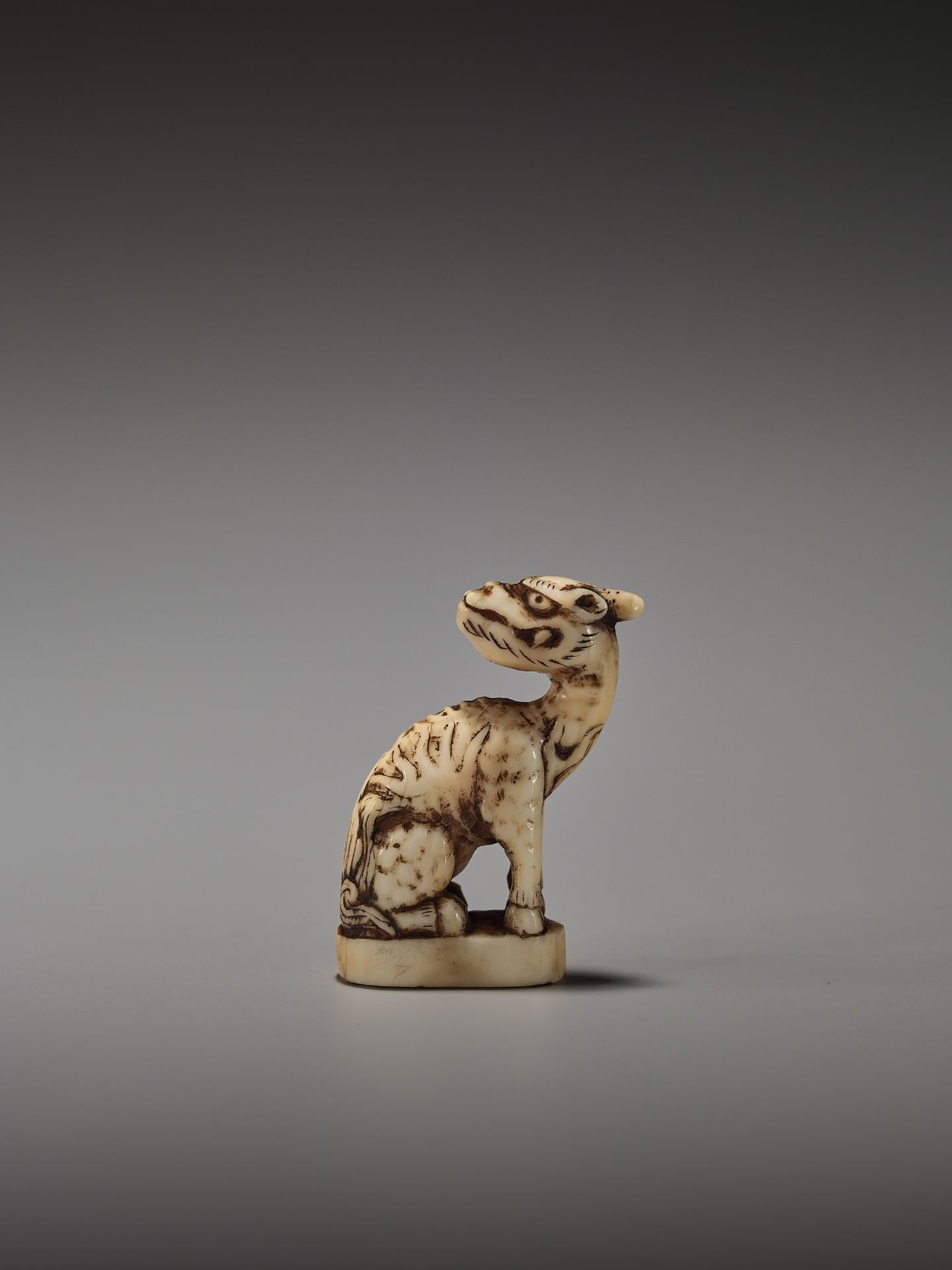 A RARE MARINE IVORY INGYO NETSUKE OF A KIRIN - Bild 2 aus 8