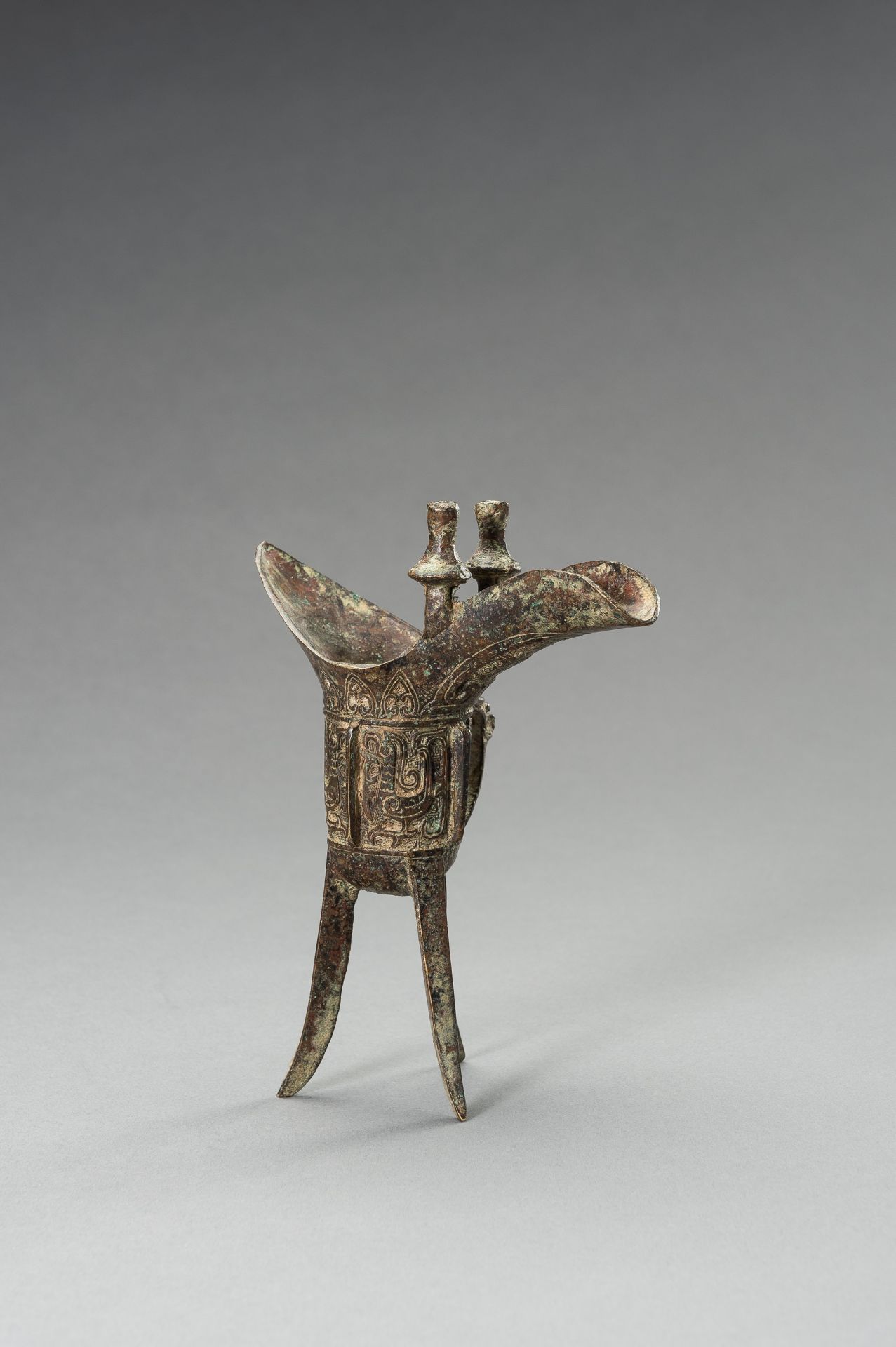 AN ARCHAISTIC SHANG-STYLE BRONZE RITUAL TRIPOD WINE VESSEL, JUE - Image 3 of 9