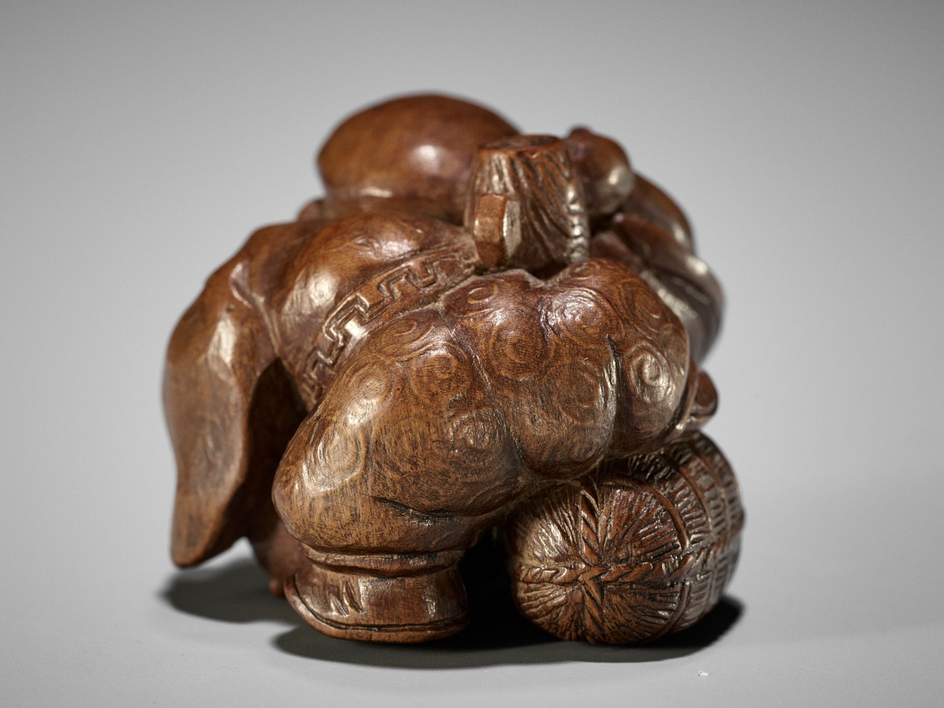 MINZAN: AN UNUSUAL WOOD NETSUKE OF DAIKOKU WITH UKIBORI DETAILS - Image 2 of 14