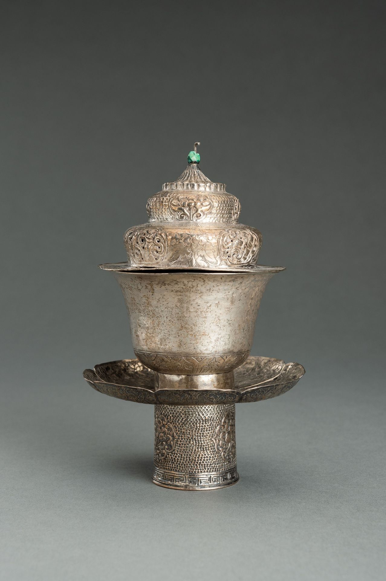 A TIBETAN SILVER BUTTER TEA SET, 19th CENTURY - Bild 2 aus 9