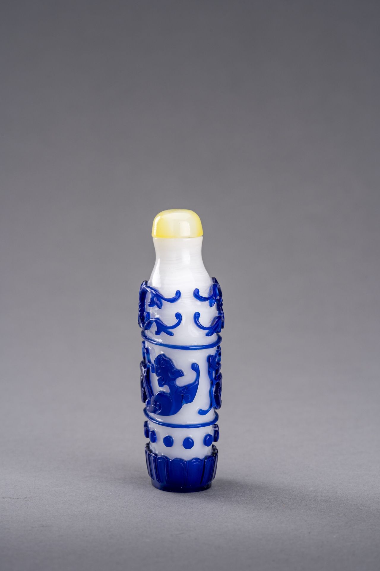 A FINE AND LARGE SAPPHIRE-BLUE OVERLAY GLASS SNUFF BOTTLE, 18th CENTURY - Bild 4 aus 6