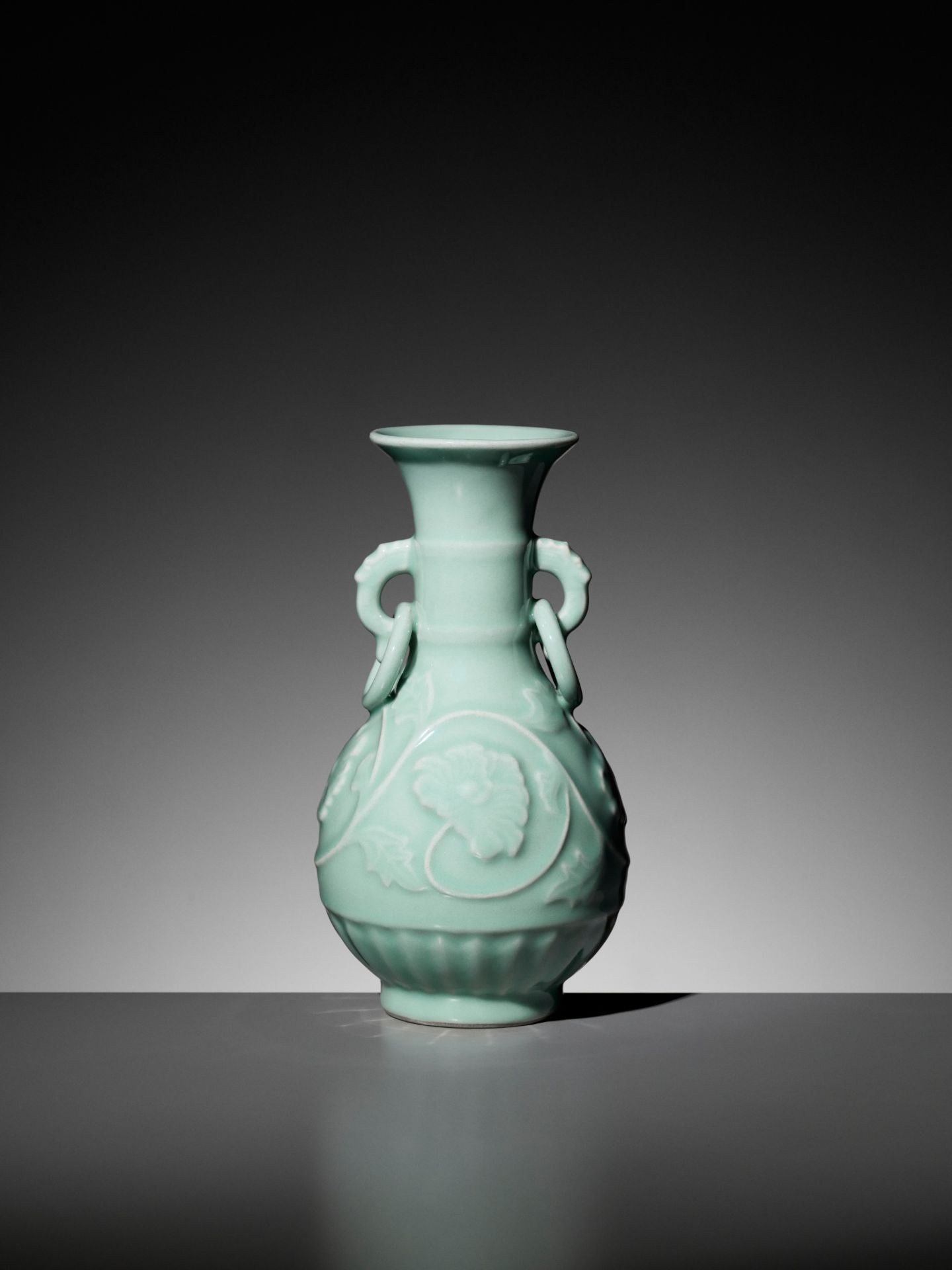 A LONGQUAN CELADON RING-HANDLED VASE, YUHUCHUNPING, 1900s - Bild 9 aus 12