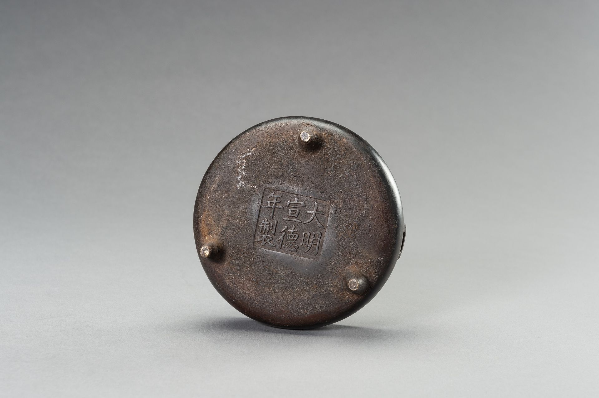 A BRONZE TRIPOD CENSER - Image 11 of 12