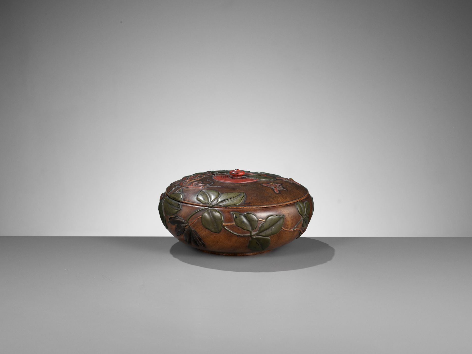 IKKOKUSAI: A SUPERB TAKAMORIE LACQUERED CIRCULAR WOOD BOX AND COVER WITH INSECTS AND LEAVES - Image 7 of 12