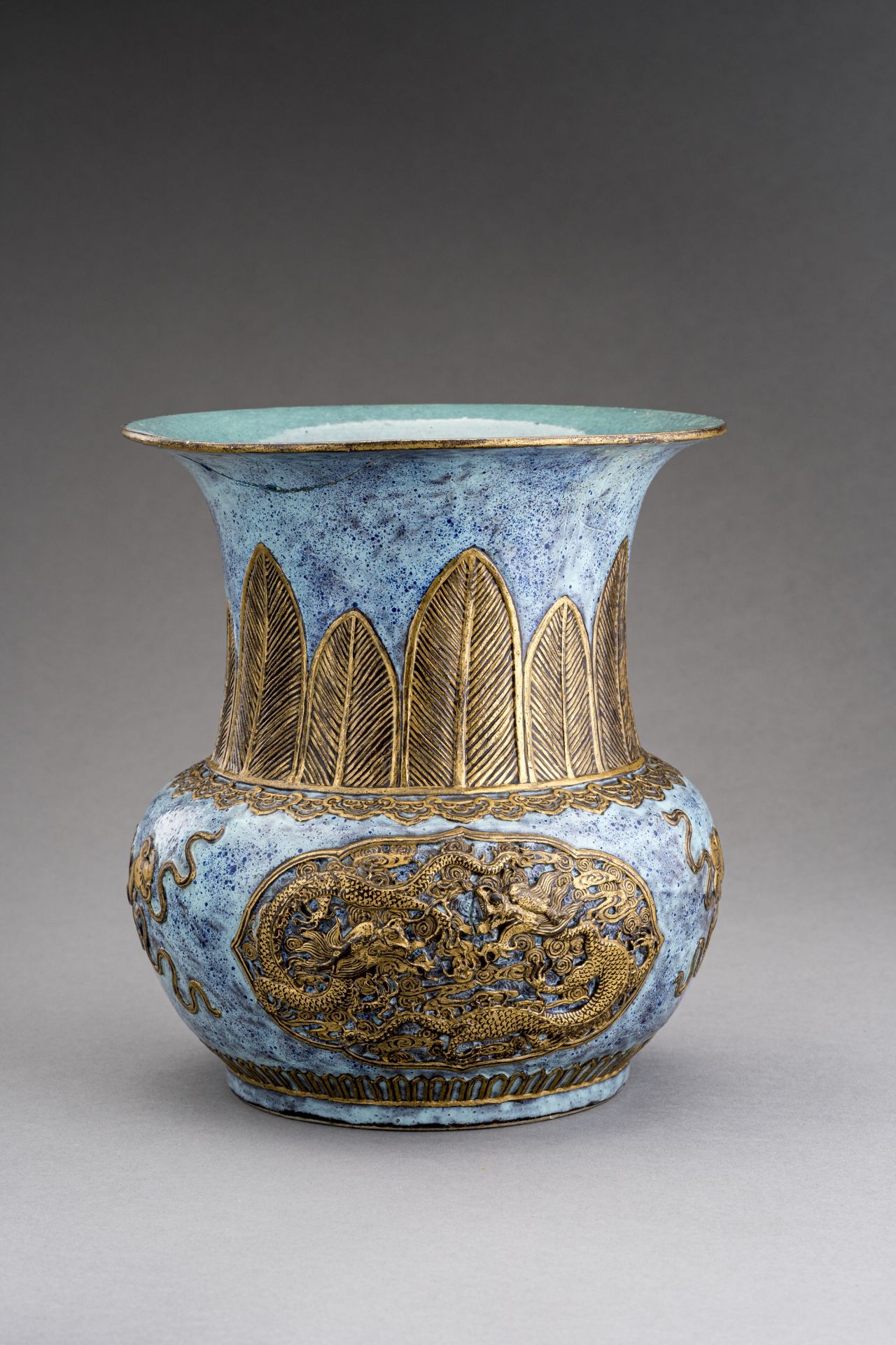 AN ARCHAISTIC PORCELAIN ZHADOU VASE, c. 1920s - Bild 3 aus 7