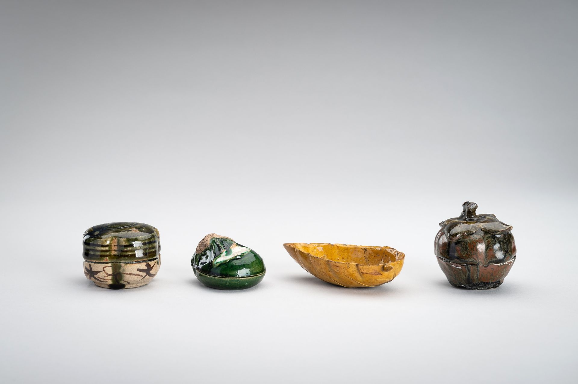 A GROUP OF FOUR SMALL GLAZED CERAMIC ITEMS - Bild 14 aus 16