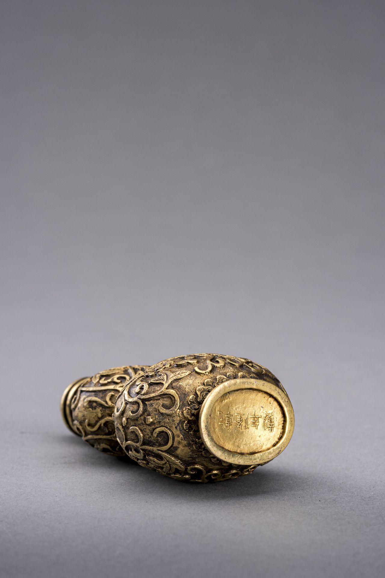 A DOUBLE-GOURD BRONZE SNUFF BOTTLE, REPUBLIC PERIOD - Image 6 of 7