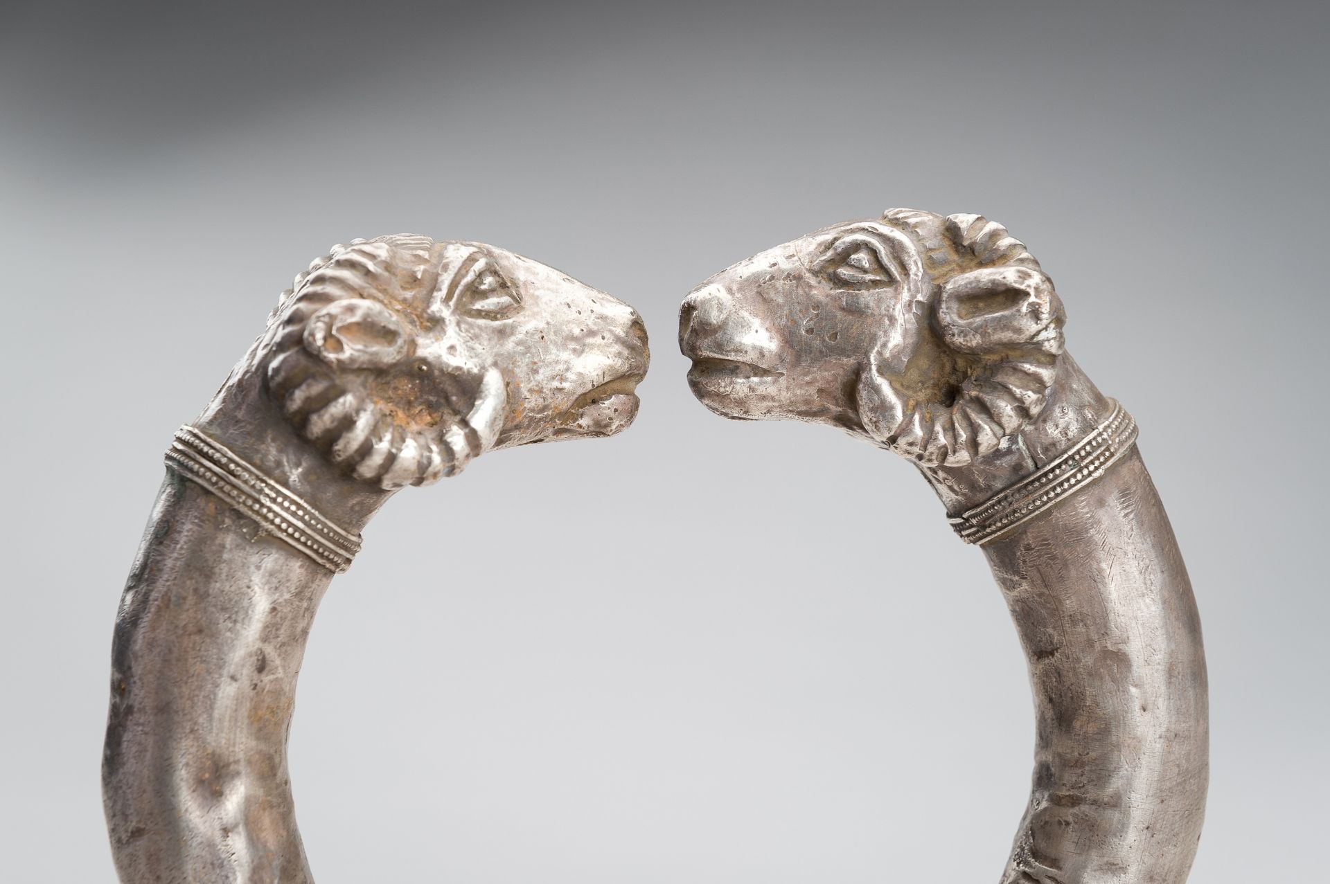 AN ACHAEMENID SILVER RAM-HEADED BRACELET - Bild 2 aus 12