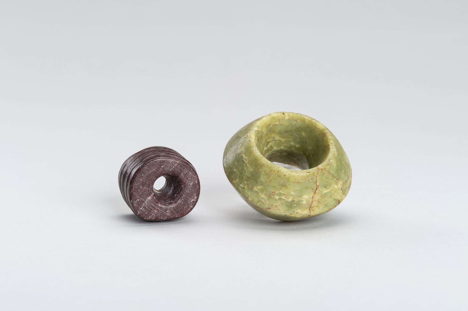 AN ARCHAISTIC LOT WITH TWO LARGE HARDSTONE BEADS - Image 5 of 9
