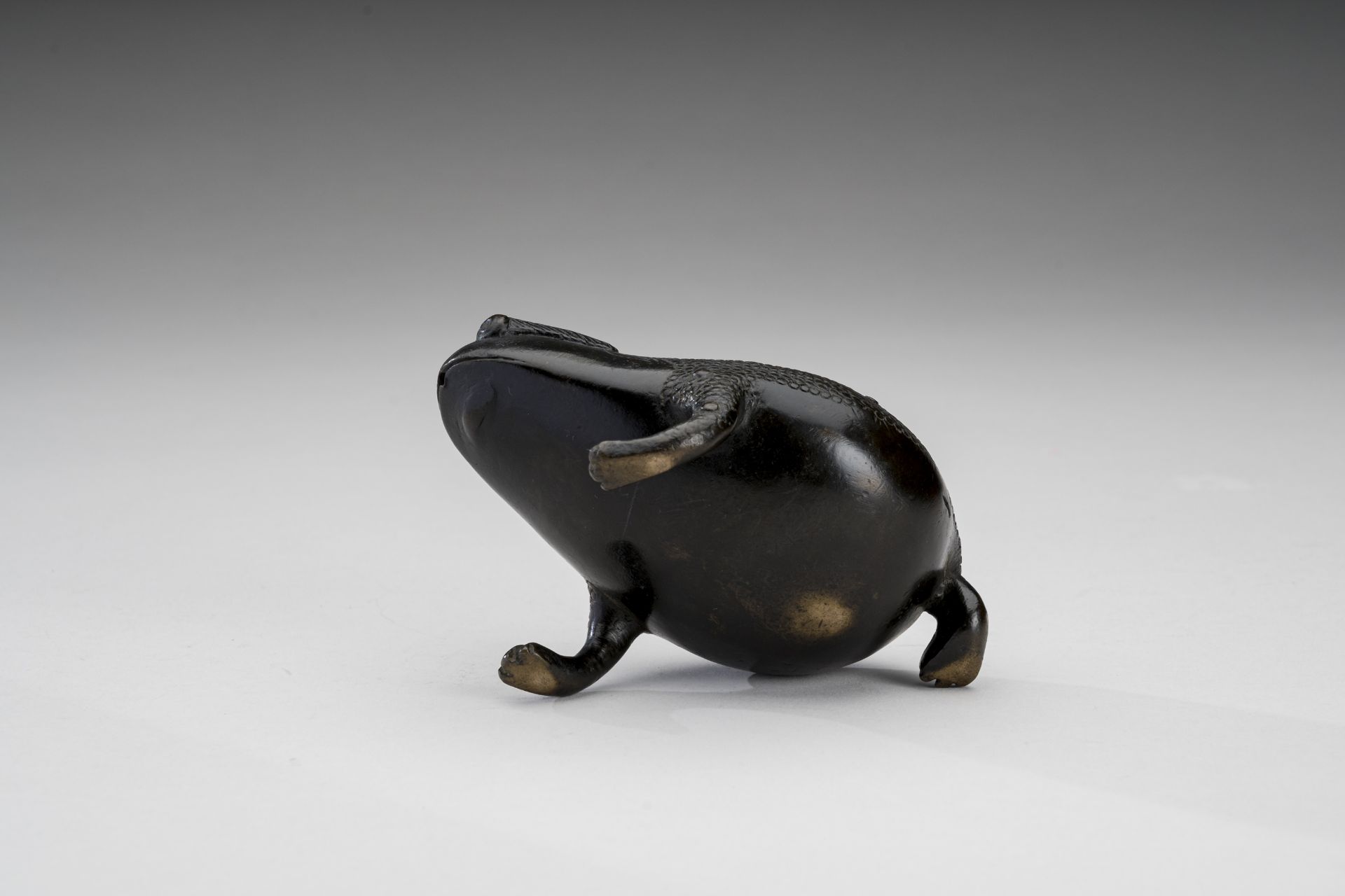 A BRONZE WATER DROPPER IN THE SHAPE OF GAMA SENNIN'S TOAD - Image 10 of 10