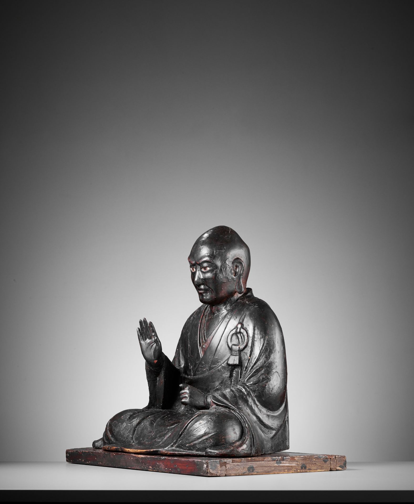 A LACQUERED WOOD FIGURE OF A SEATED BUDDHIST MONK - Bild 4 aus 9