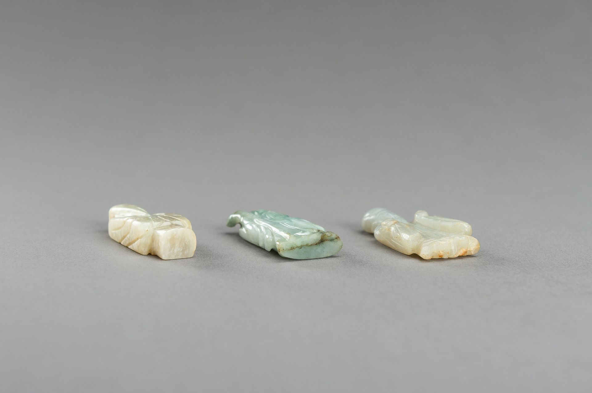 A LOT WITH THREE JADE & HARDSTONE FIGURAL PENDANTS - Image 9 of 9