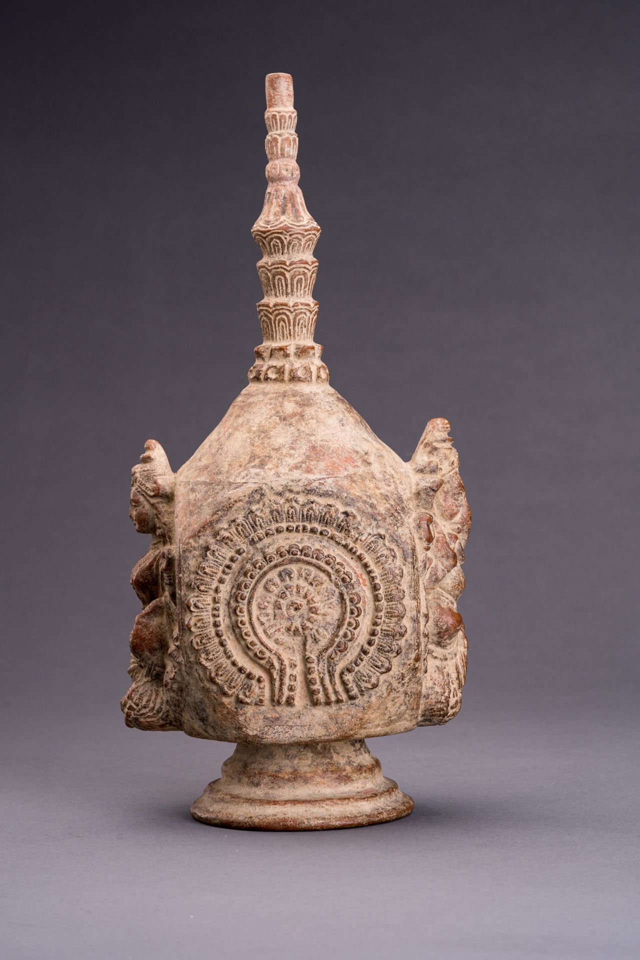 A MAJAPAHIT STYLE TERRACOTTA VASE - Image 6 of 9