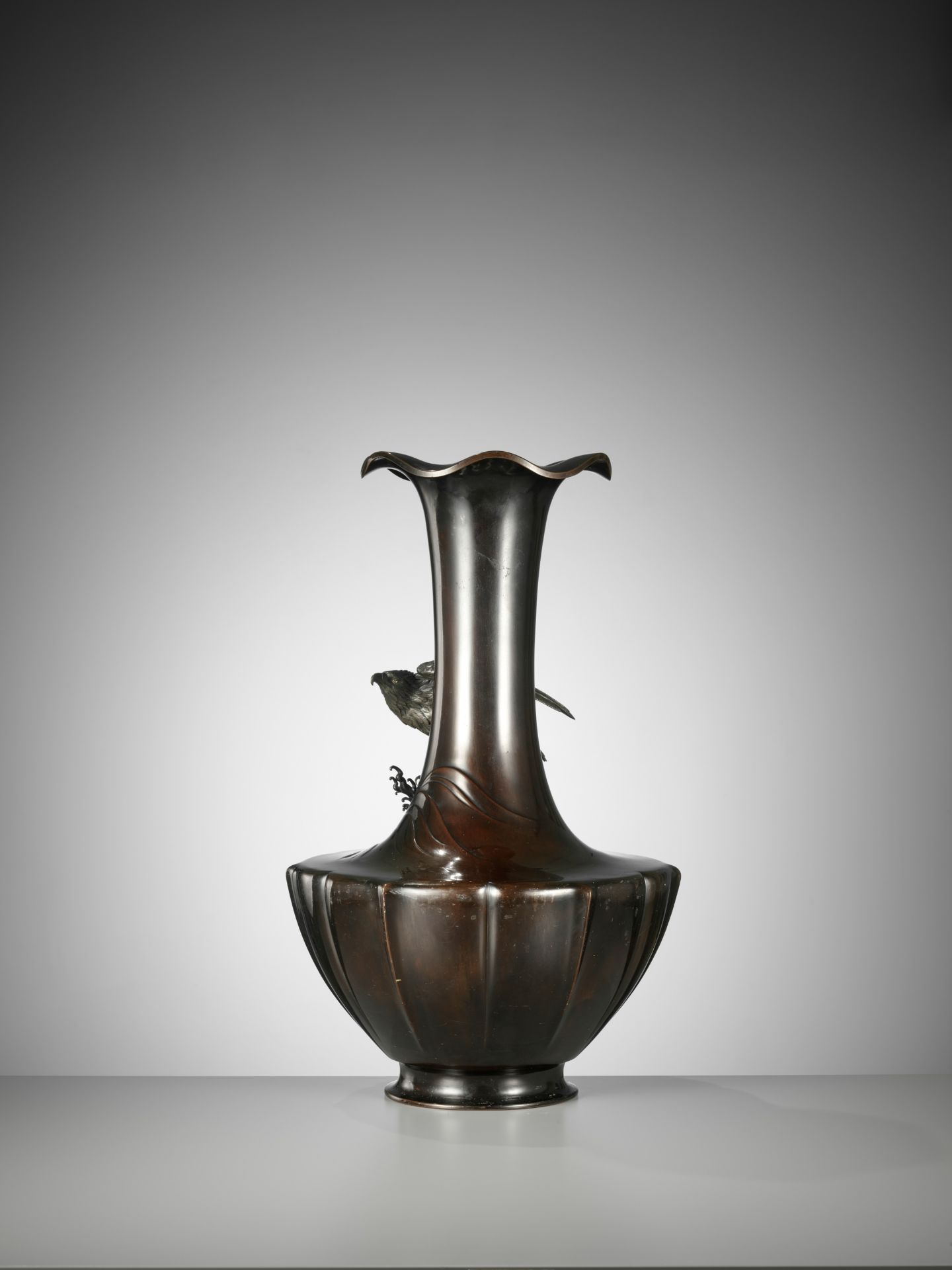 TAKAHASHI RYOUN: A MONUMENTAL BRONZE VASE WITH A SEA EAGLE - Image 9 of 15