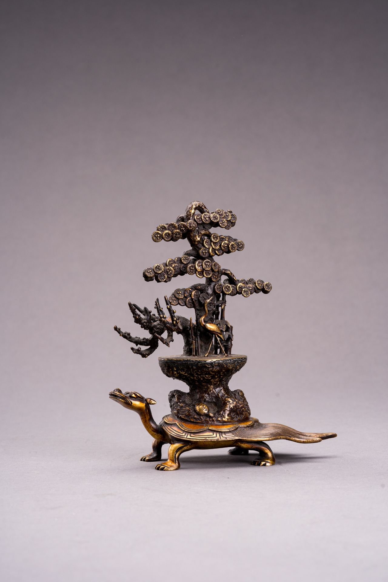 A PARCEL-GILT BRONZE OKIMONO OF A MINOGAME, MEIJI - Bild 4 aus 11