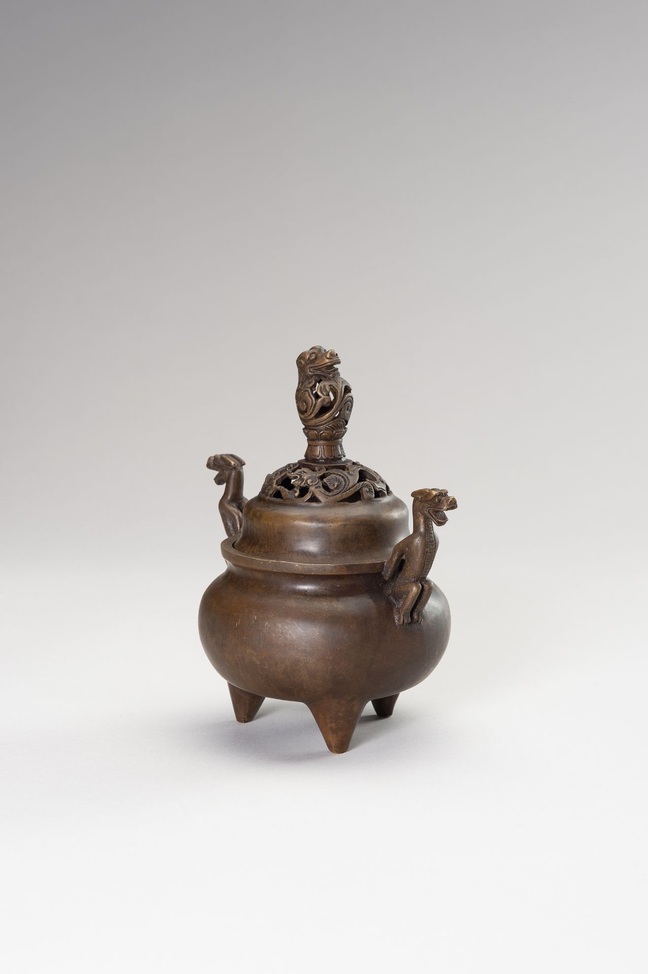 A BRONZE TRIPOD CENSER WITH DRAGONS - Image 4 of 11