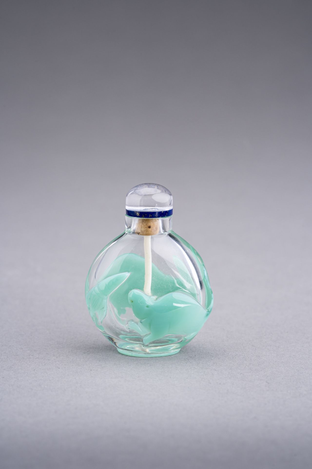 A TURQUOISE OVERLAY GLASS 'RATS' SNUFF BOTTLE, c. 1920s - Image 4 of 7