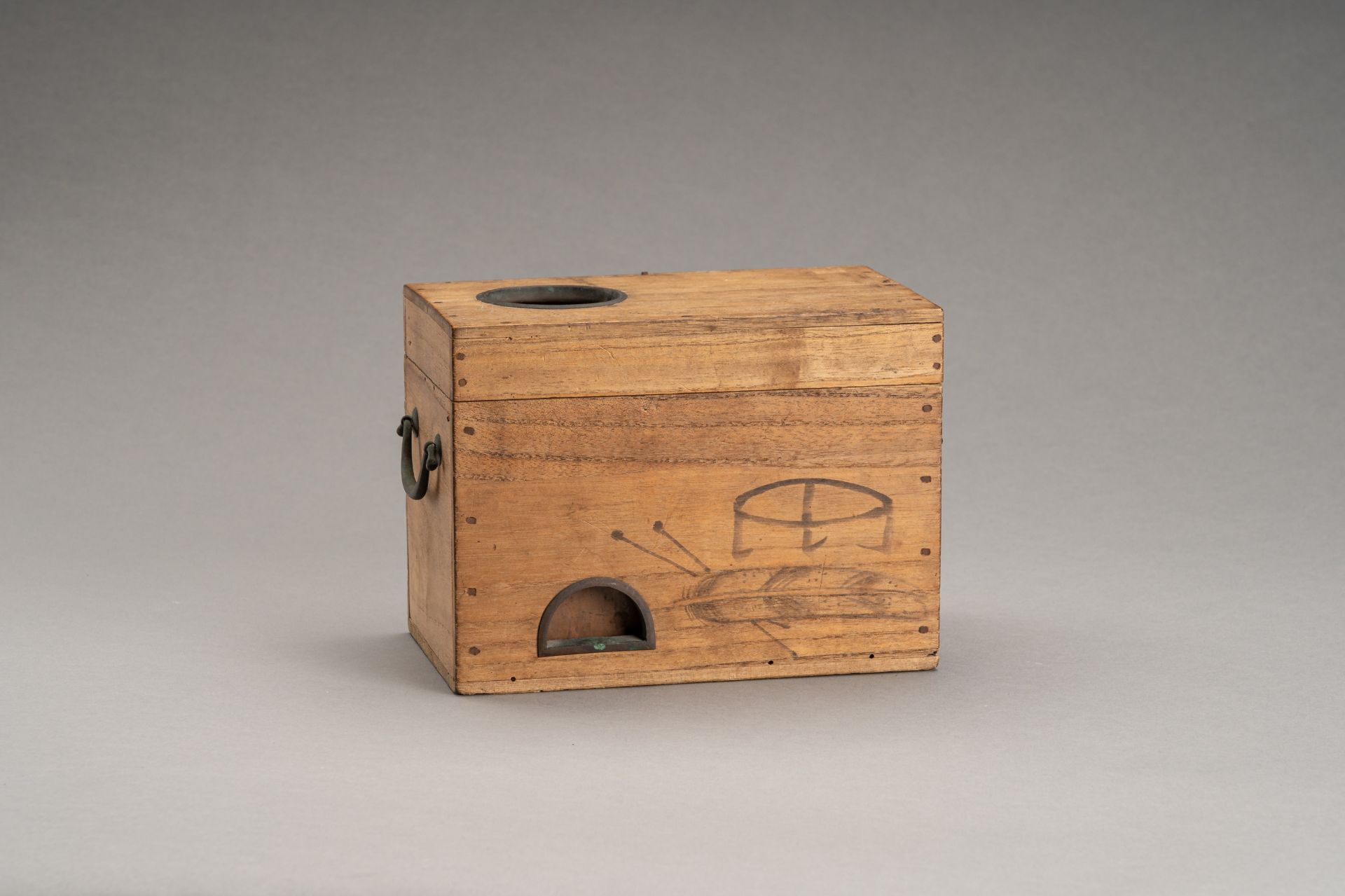 A WOODEN CHEST WITH DRAWERS AND A COPPER SAKE WARMER 'KANDOUKO', 19th CENTURY - Bild 11 aus 28