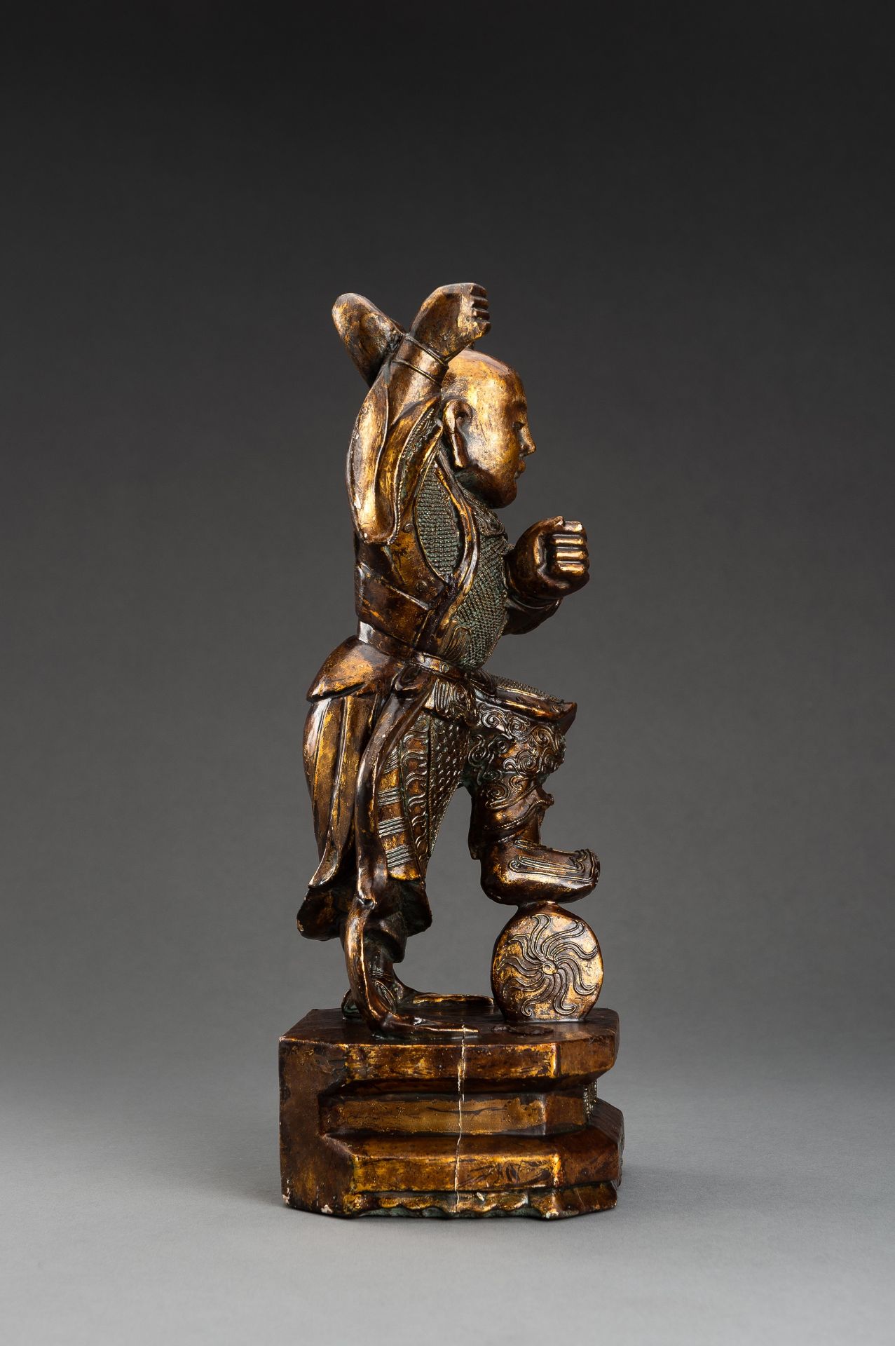 A LACQUER GILT WOOD FIGURE OF NE ZHA, QING - Bild 7 aus 9