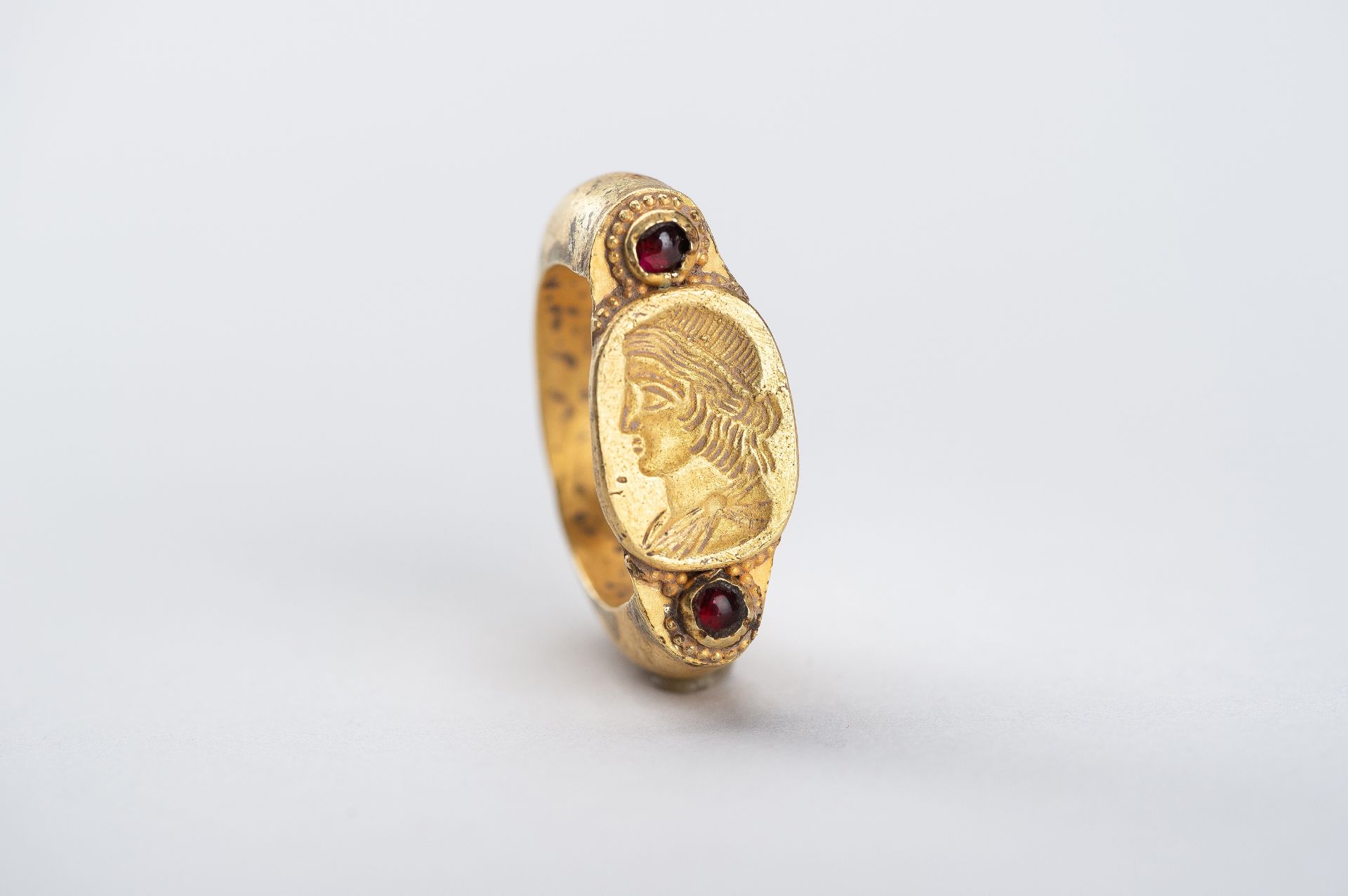 A BACTRIAN INTAGLIO SEAL GOLD RING