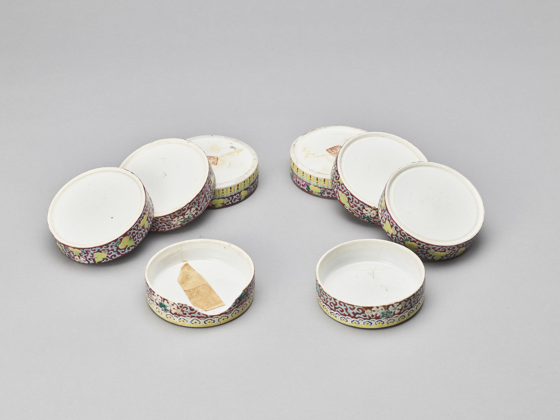 A PAIR OF THREE-TIERED ENAMELED PORCELAIN COSMETIC BOXES, REPUBLIC - Bild 9 aus 10