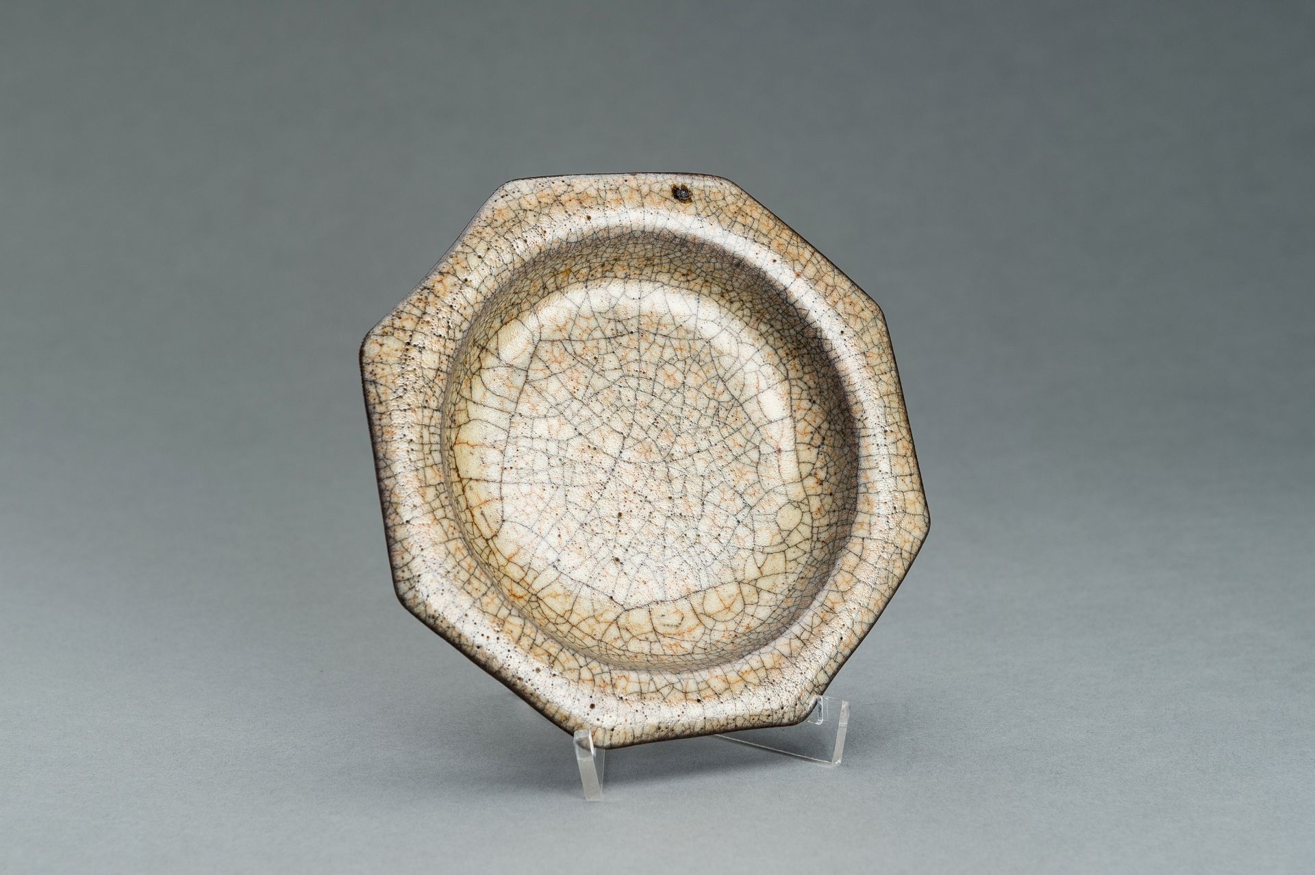 AN OCTAGONAL GE-STYLE GLAZED PORCELAIN DISH, QING DYNASTY - Image 5 of 10