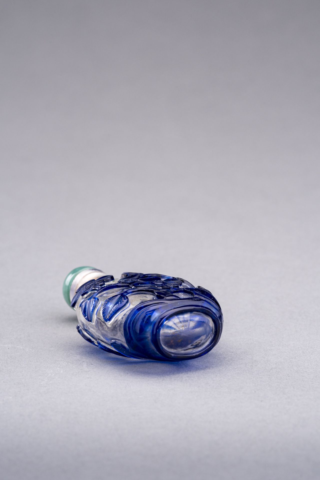 A SAPPHIRE-BLUE OVERLAY GLASS SNUFF BOTTLE, QING DYNASTY - Image 6 of 6