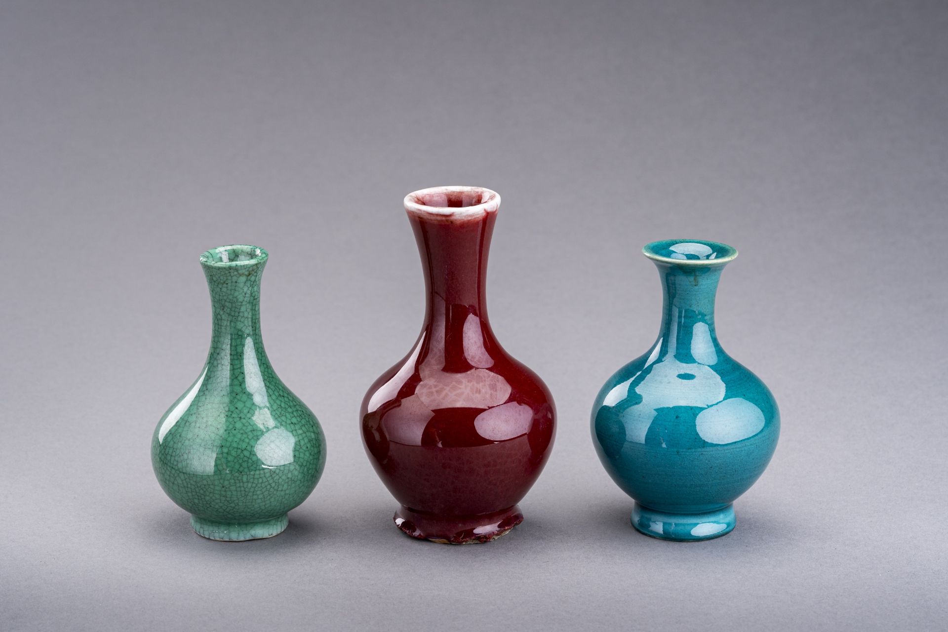 A GROUP OF THREE MINIATURE BOTTLE VASES, TIANQIUPING, c. 1920s - Bild 3 aus 7