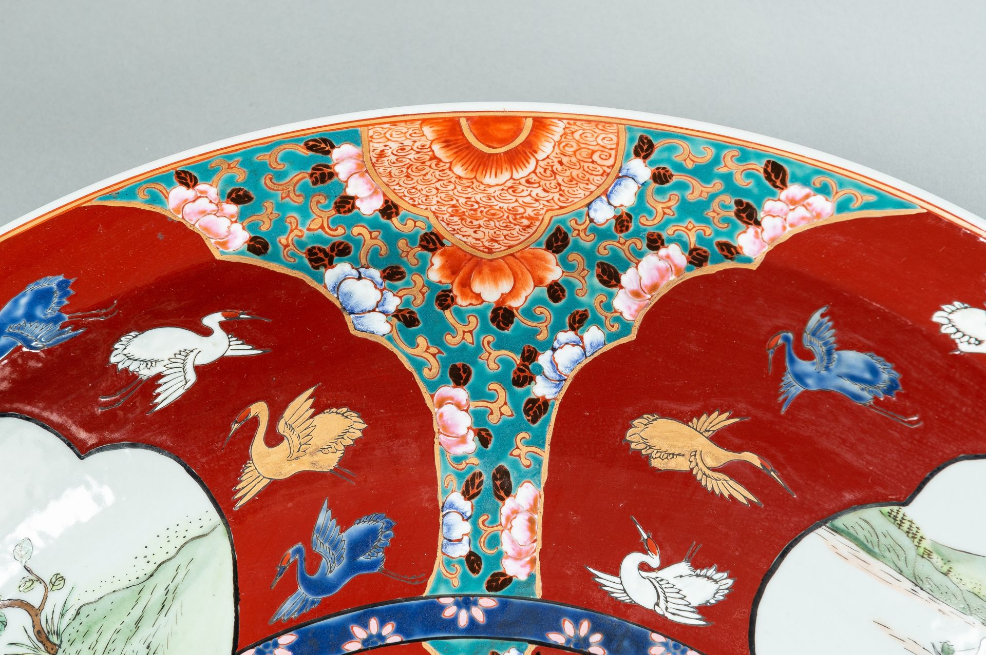 A MASSIVE ENAMELED IMARI PORCELAIN CHARGER, MEIJI - Image 4 of 10