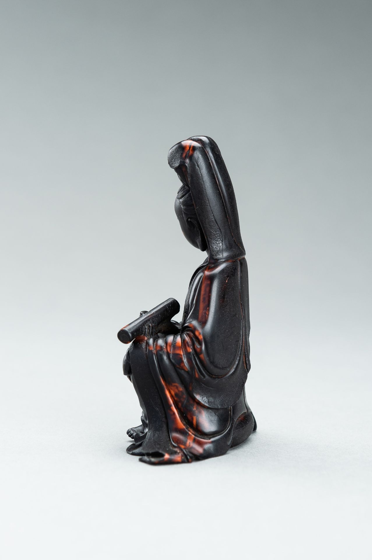 A BUFFALO HORN FIGURE OF GUANYIN - Bild 8 aus 11