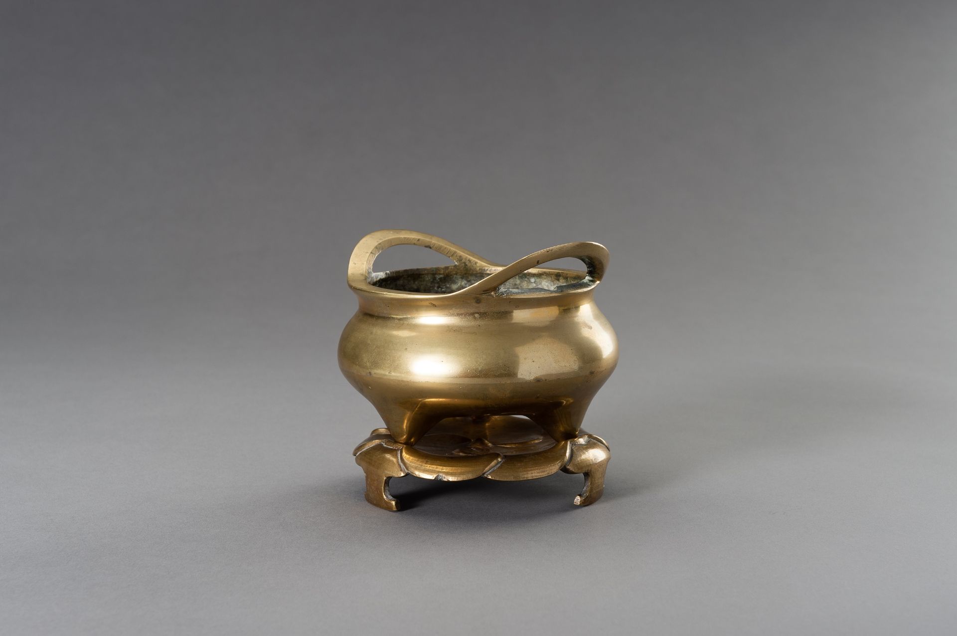 A GILT BRONZE TRIPOD CENSER WITH MATCHING STAND - Image 2 of 10