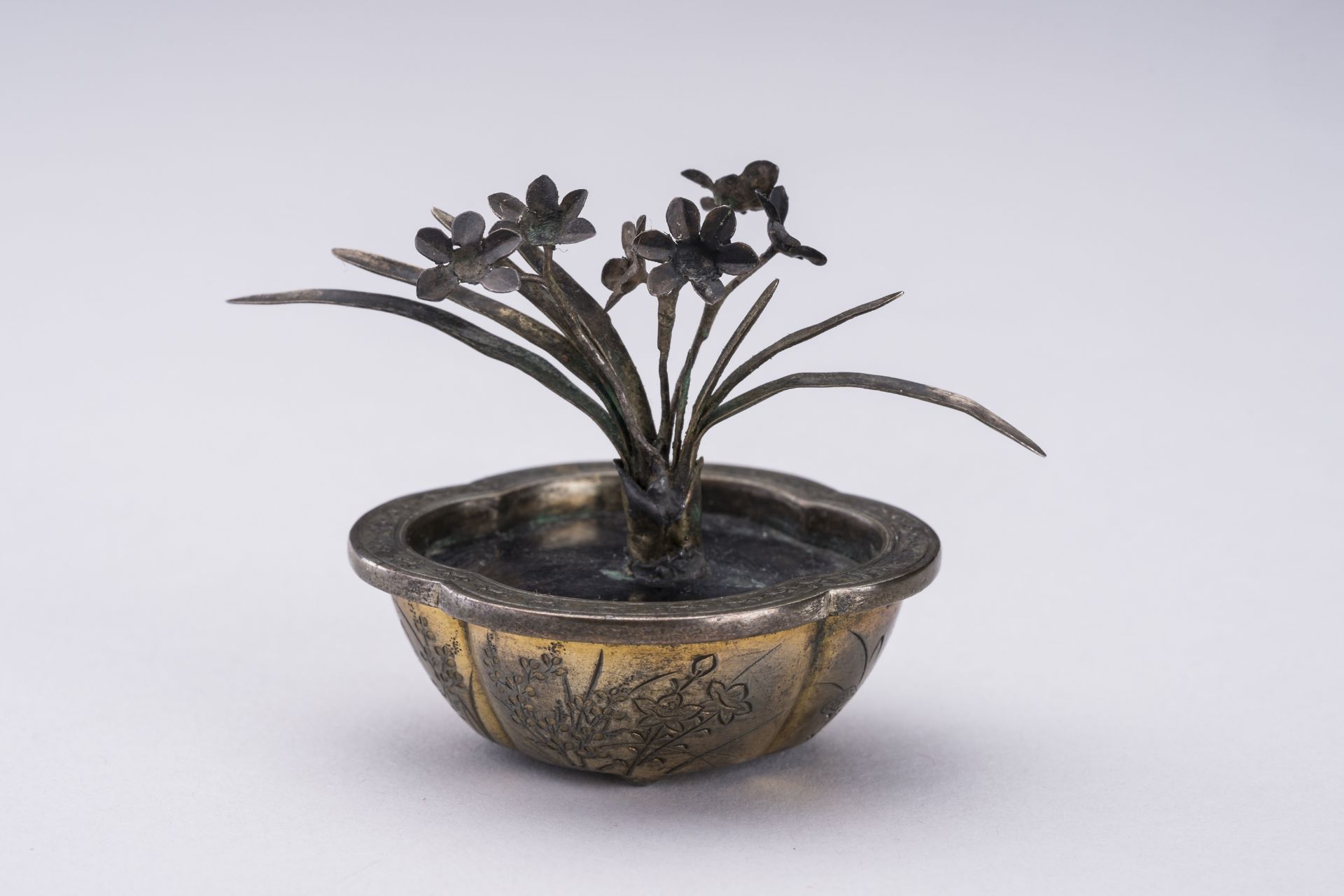 A GILT METAL MINIATURE MODEL OF A FLOWER POT, MEIJI - Bild 2 aus 8