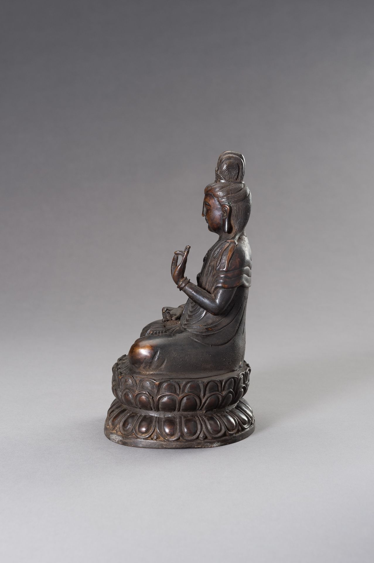 A BRONZE FIGURE OF SEATED GUANYIN, 20TH CENTURY - Bild 6 aus 8