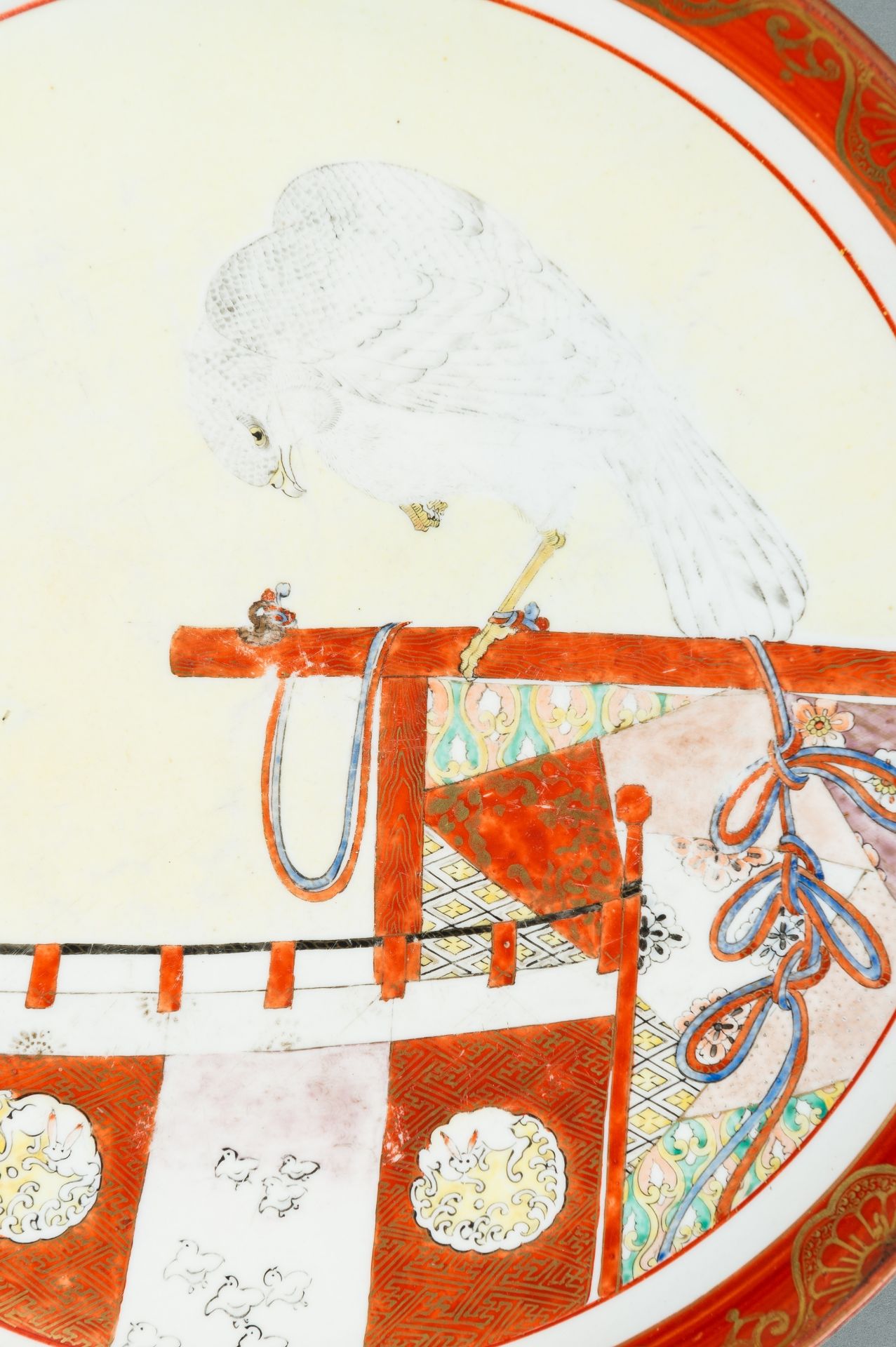 A LOT WITH A LARGE IMARI AND A KUTANI PORCELAIN DISH, MEIJI - Bild 13 aus 16