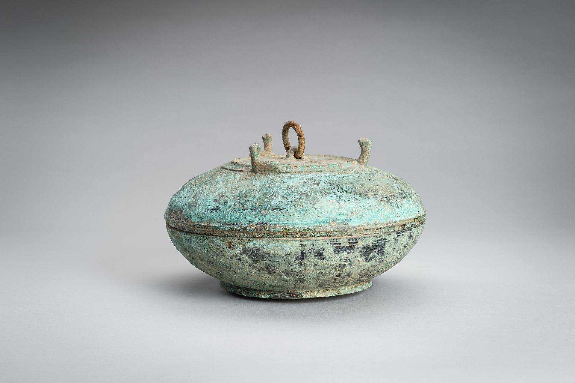 A HAN STYLE BRONZE VESSEL AND COVER - Bild 5 aus 19