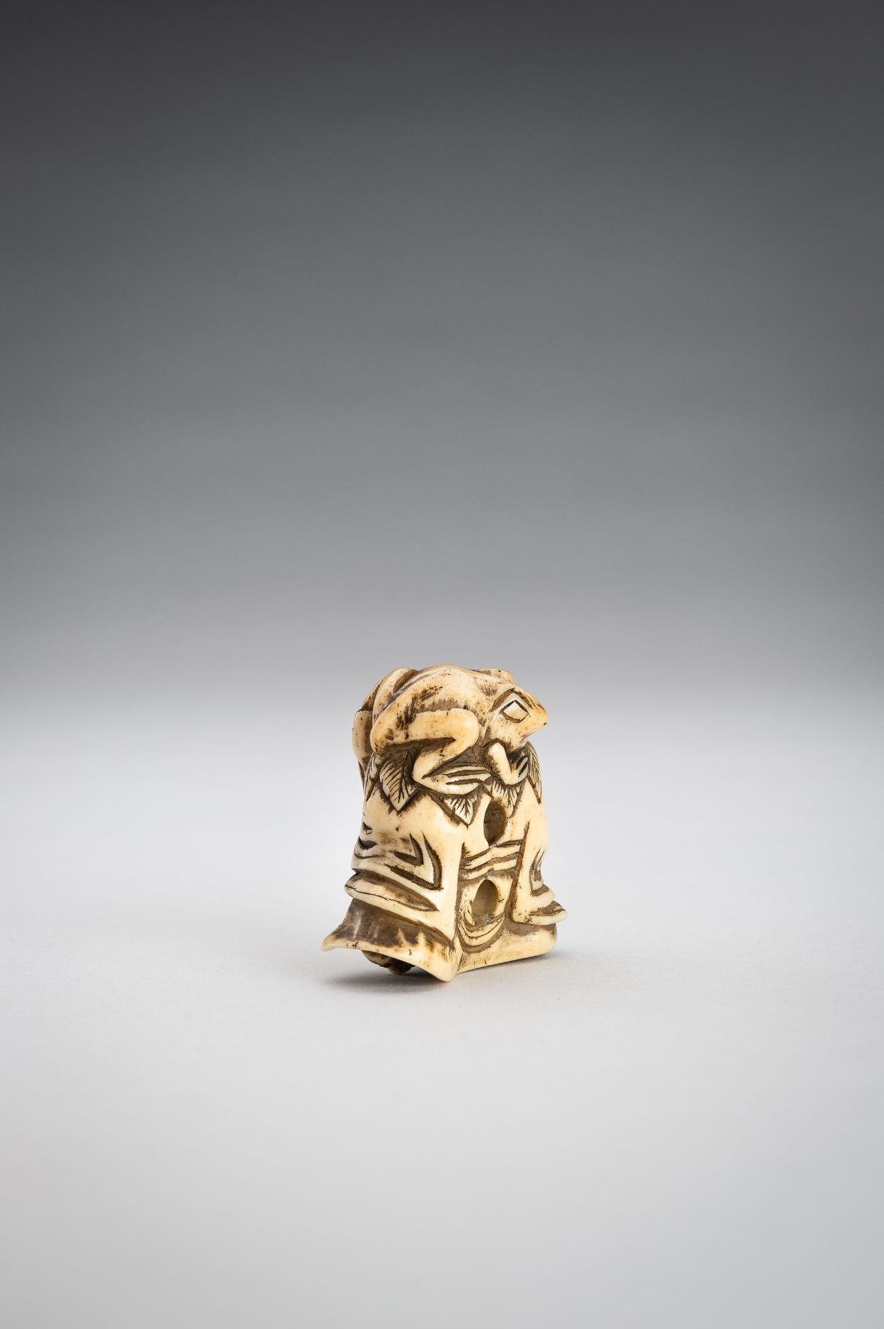 A STAG ANTLER NETSUKE OF GAMA SENNIN - Image 5 of 9