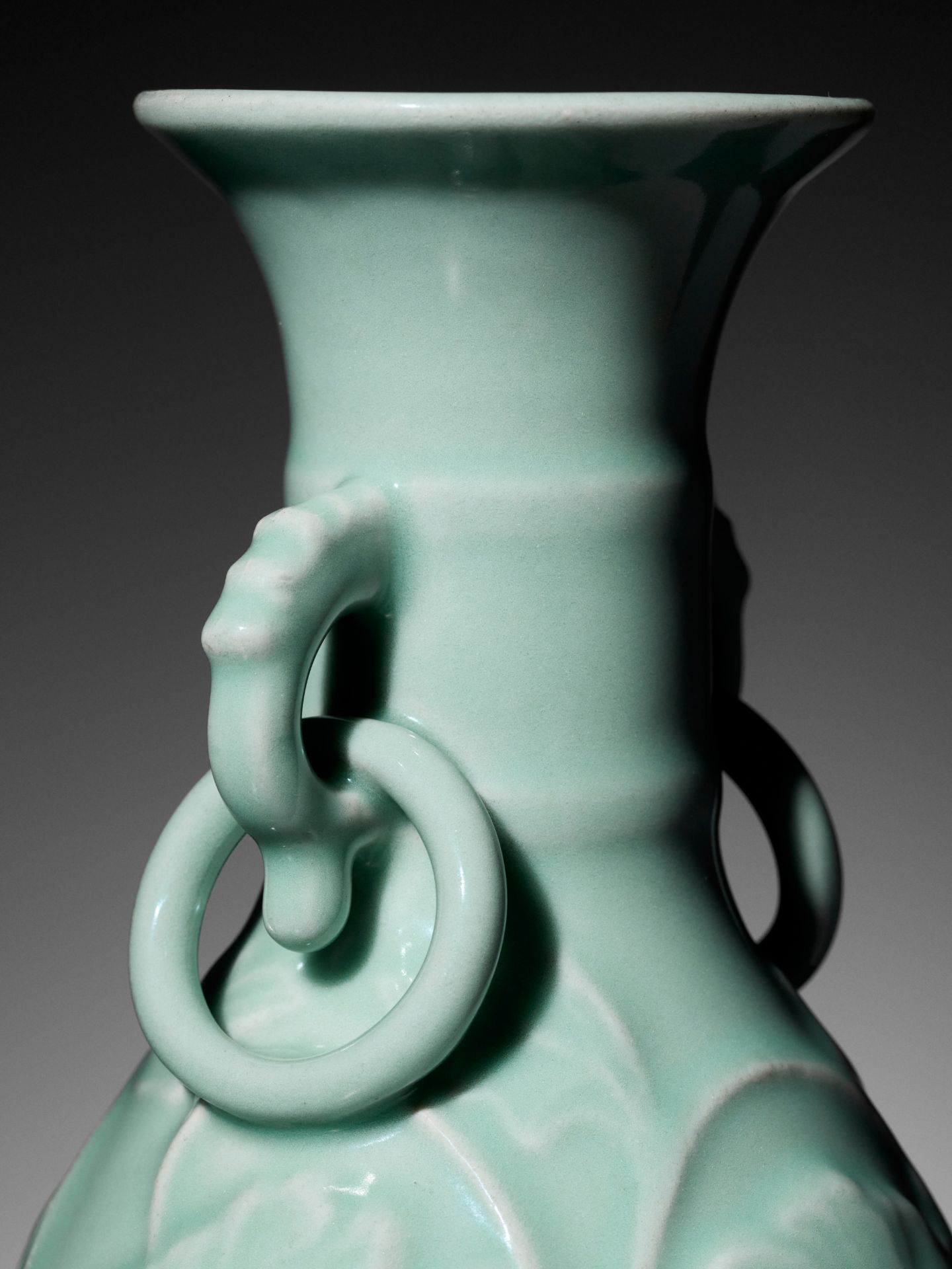 A LONGQUAN CELADON RING-HANDLED VASE, YUHUCHUNPING, 1900s - Bild 2 aus 12