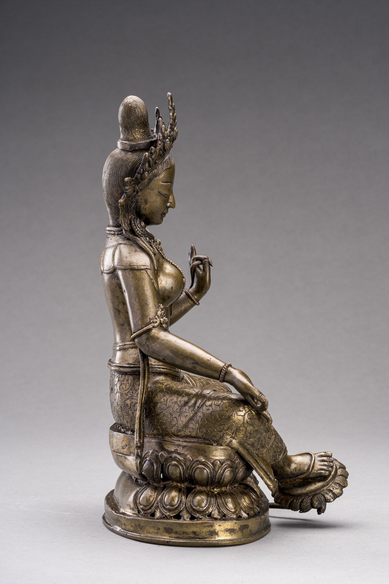 A NEPALESE BRONZE FIGURE OF TARA, c. 1920s - Bild 4 aus 8