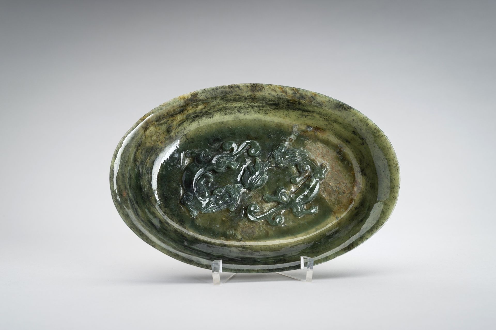 A MOTTLED GREEN JADE 'CHILONG' BOWL, c. 1920s - Image 6 of 10
