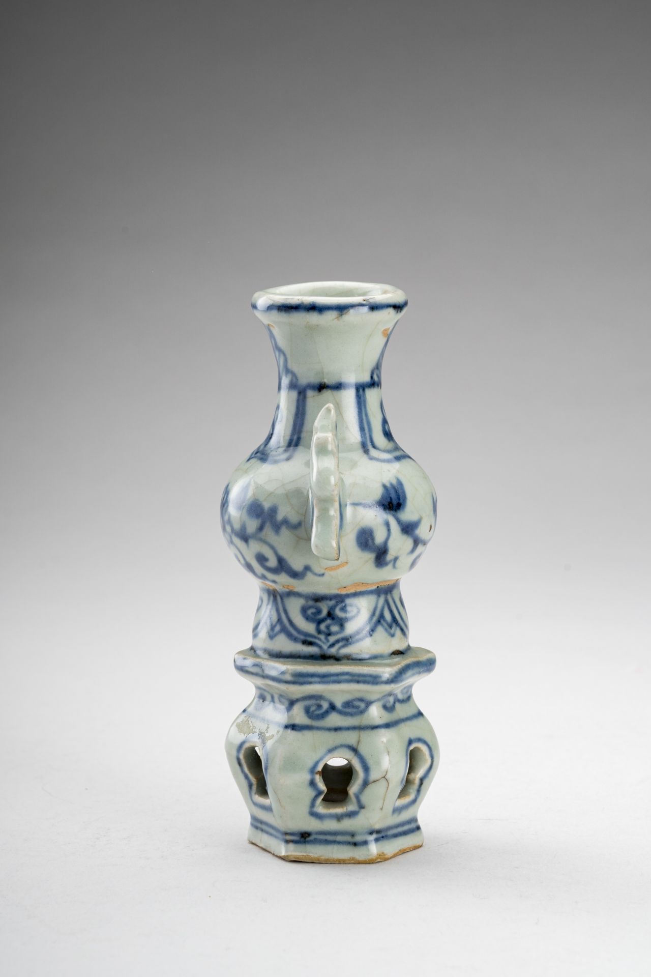 A SMALL BLUE AND WHITE PORCELAIN VASE - Image 4 of 7