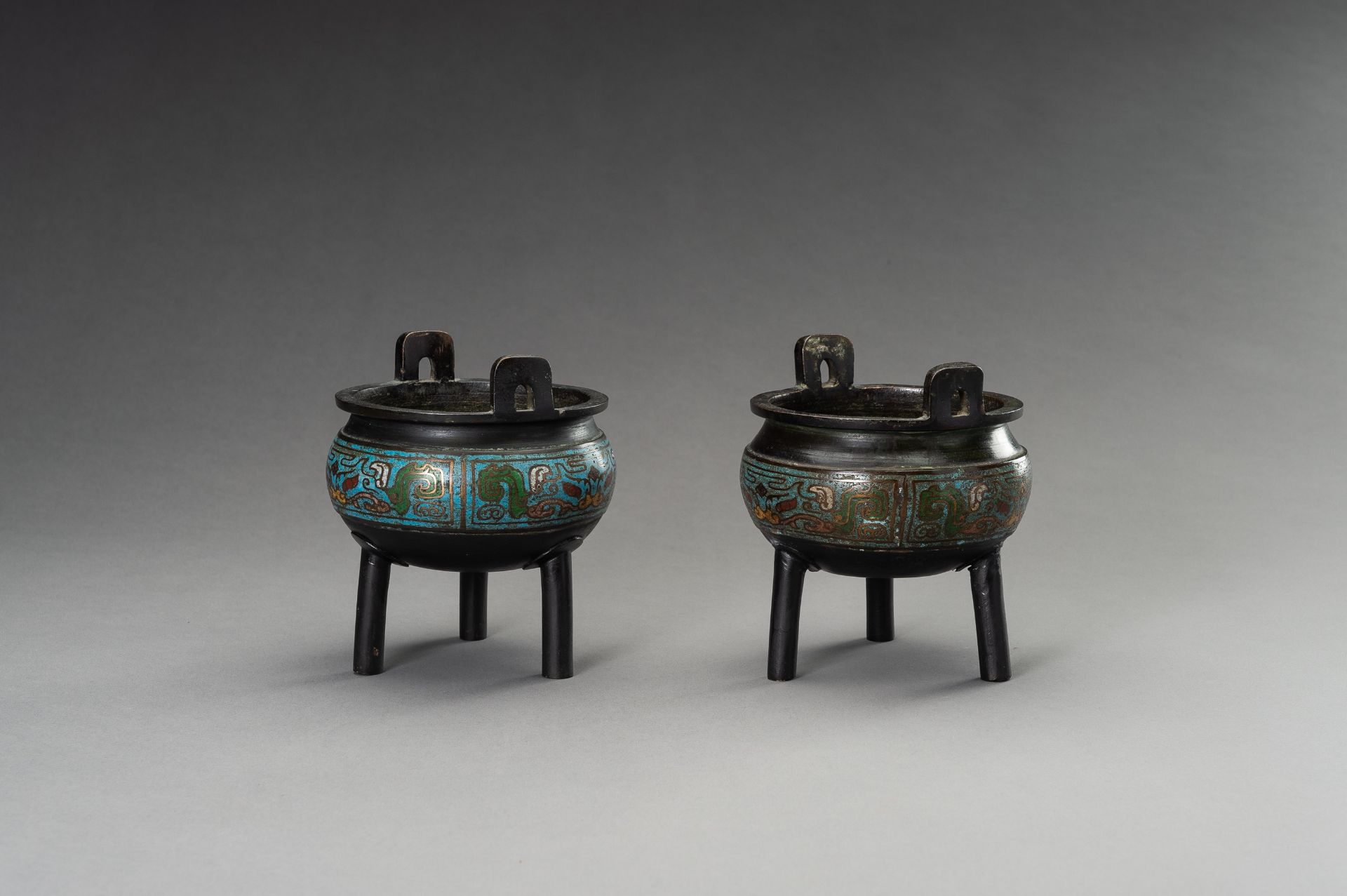 A PAIR OF CHAMPLEVE ENAMEL BRONZE TRIPOD CENSERS, QING DYNASTY - Bild 2 aus 9