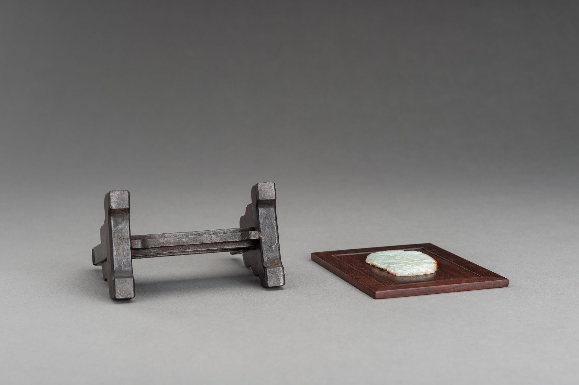 A SMALL WOOD TABLE SCREEN WITH PALE CELADON AND RUSSET JADE PLAQUE - Image 7 of 10