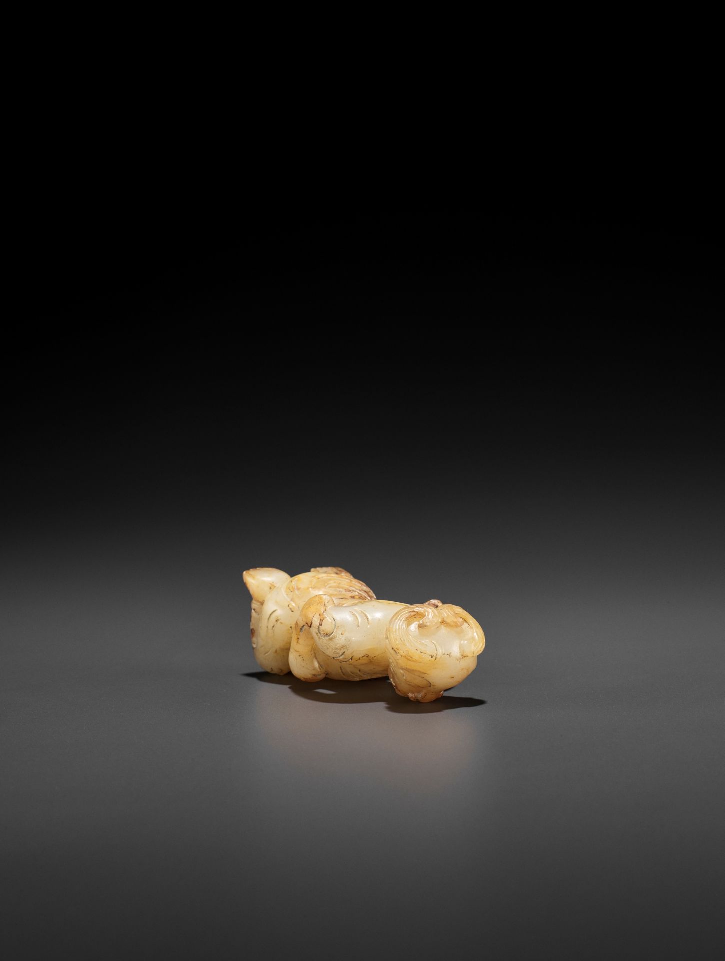 A YELLOW AND RUSSET JADE FIGURE WITH A RAM'S HEAD - Bild 11 aus 12