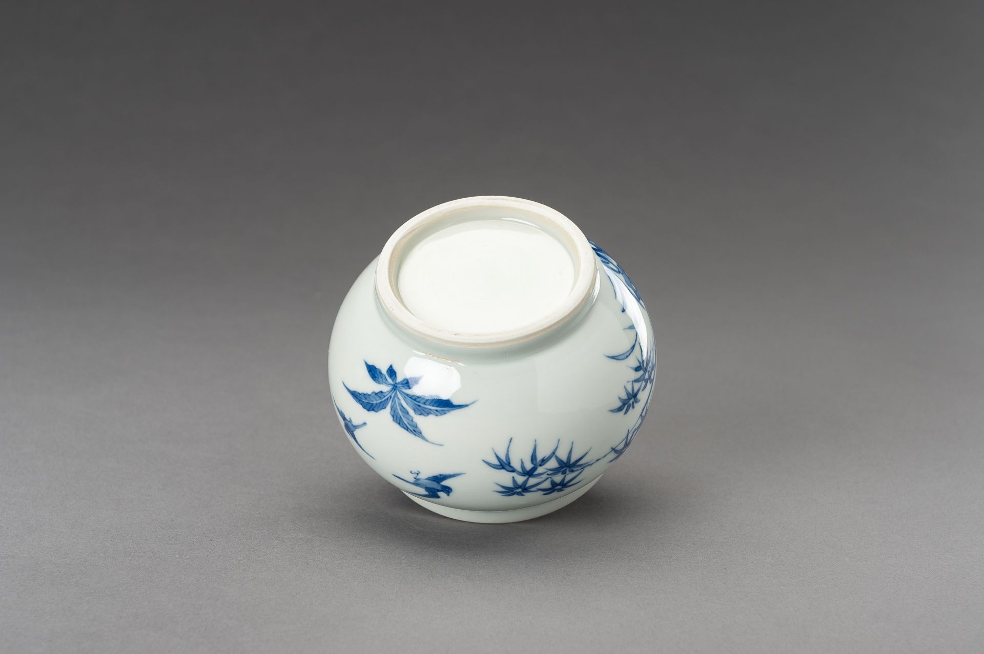 A BLUE AND WHITE 'FLOWERS AND BIRDS' PORCELAIN VASE, c. 1920s - Image 11 of 13
