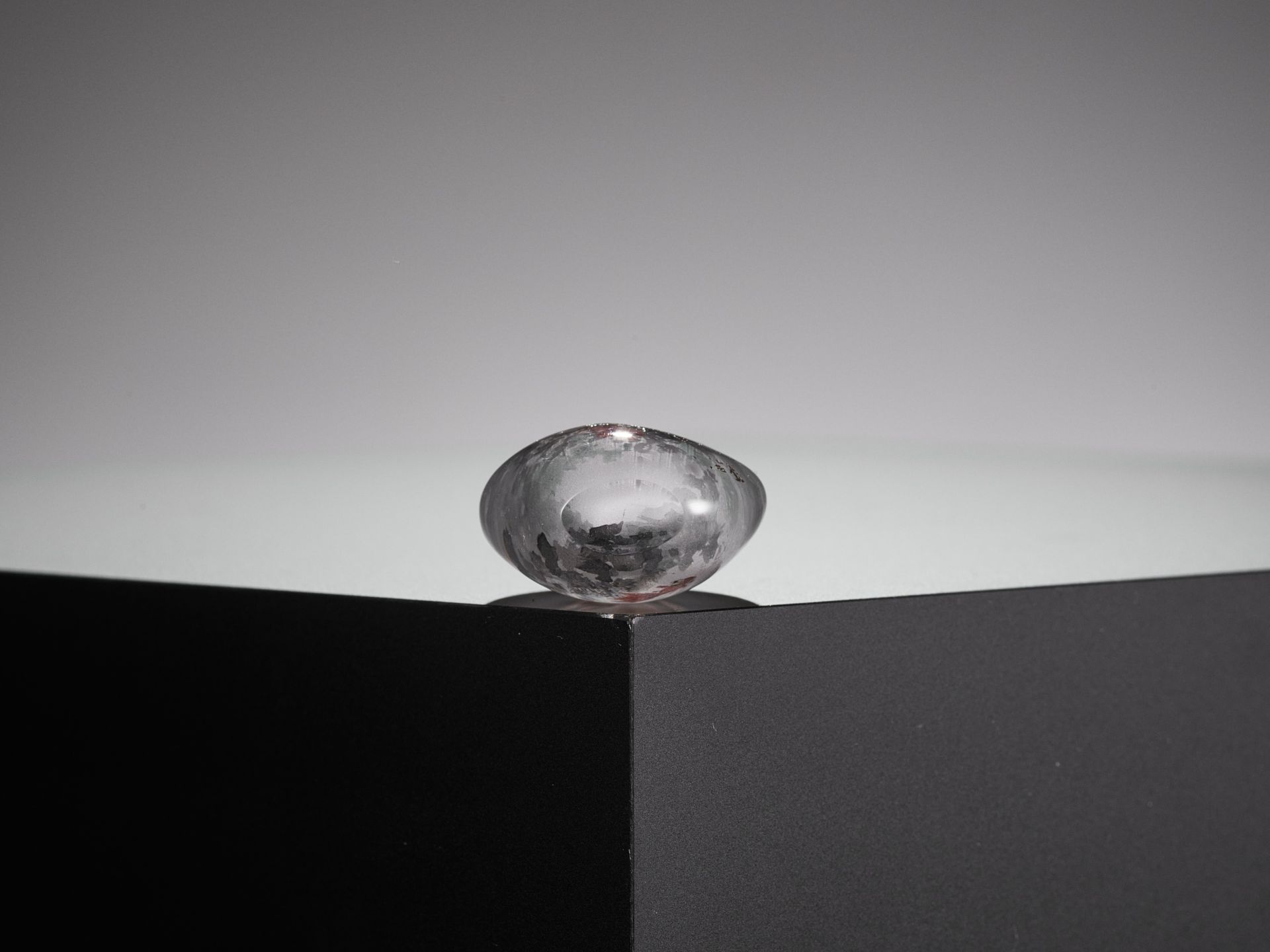 A MINIATURE INTERIOR-PAINTED ROCK CRYSTAL SNUFF BOTTLE, BY TIAN CHENG - Image 10 of 10