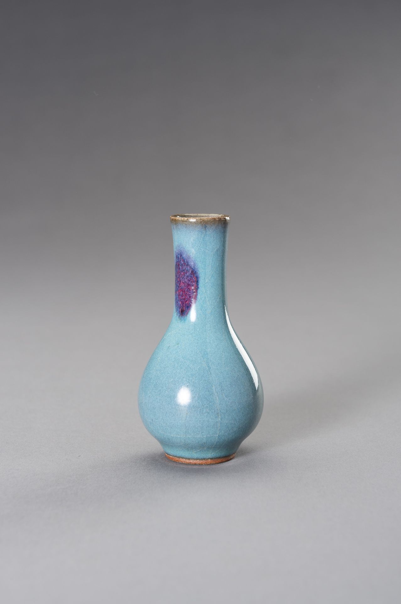 A MINIATURE JUN PURPLE-SPLASHED PORCELAIN BOTTLE VASE, REPUBLIC PERIOD - Bild 2 aus 8